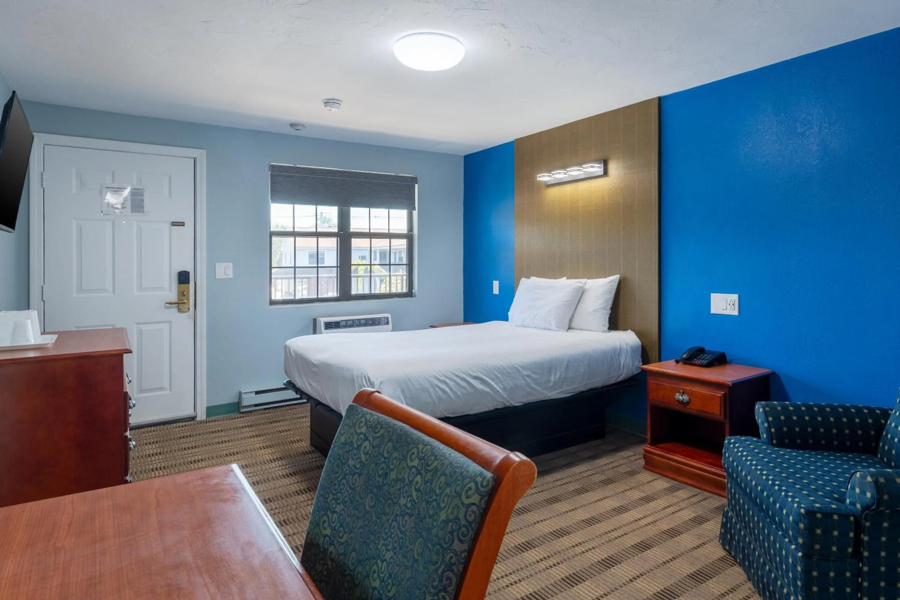 Queen Room - Smoking in Knights Inn North Attleboro