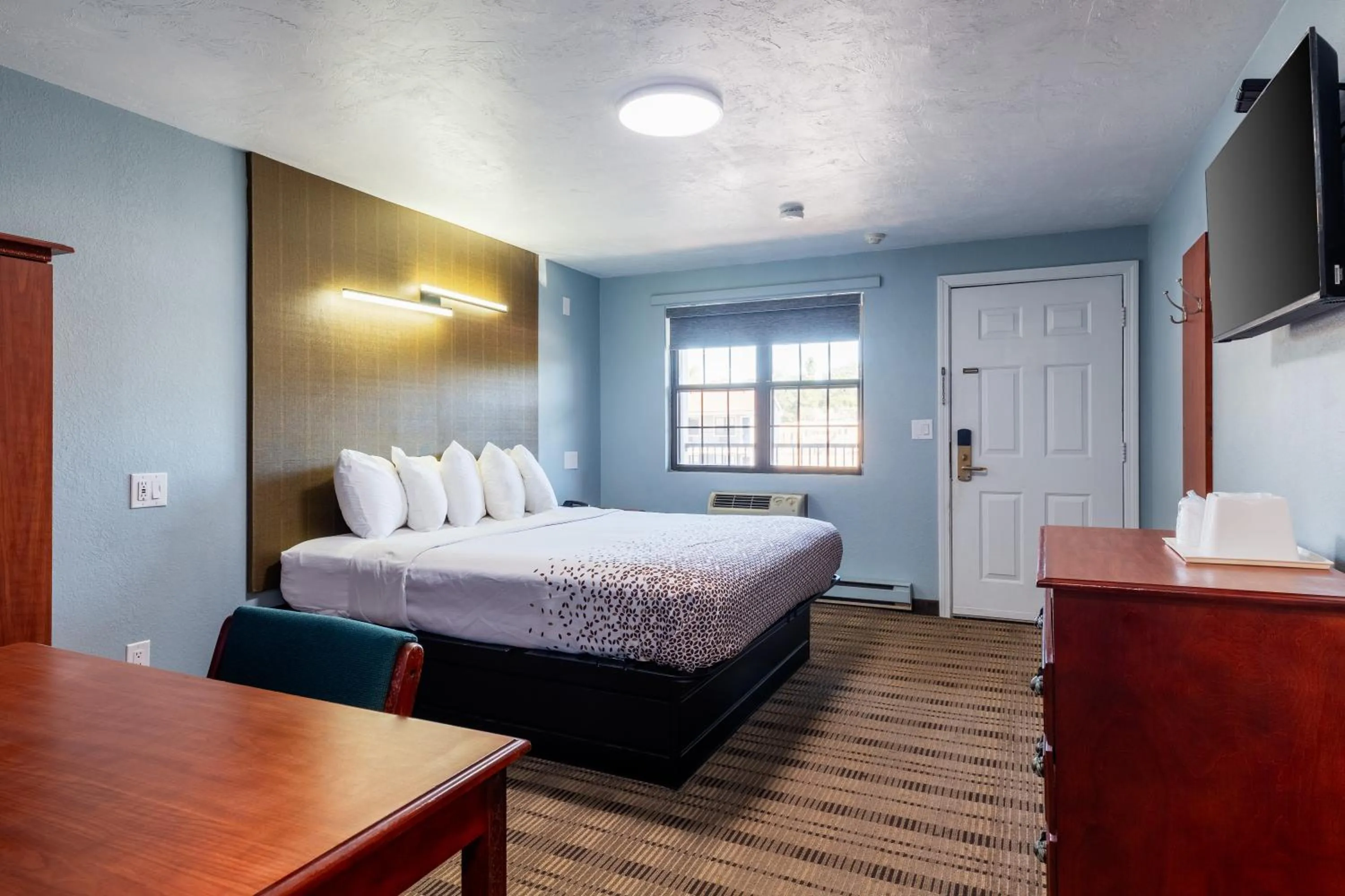 King Room in Knights Inn North Attleboro