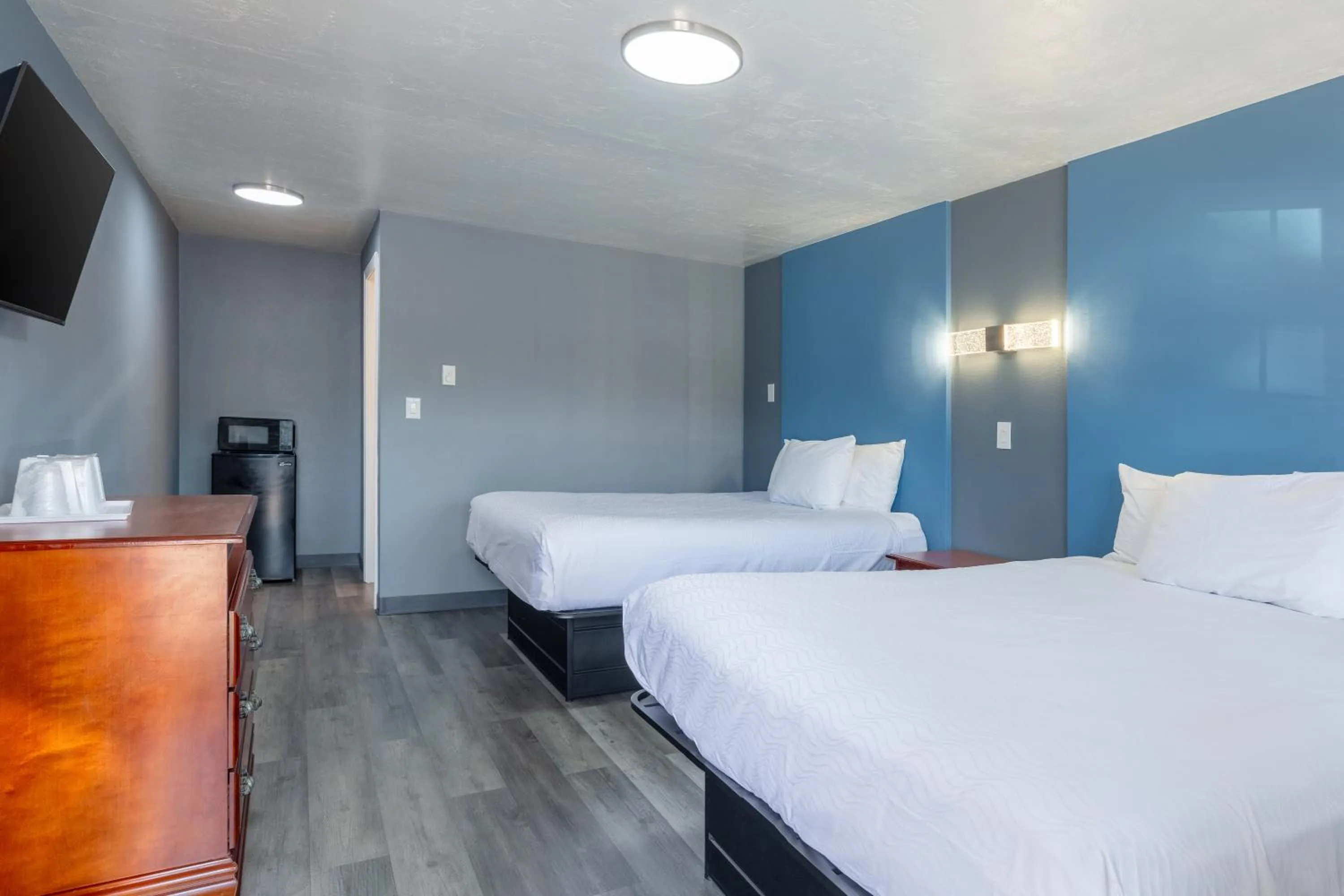 Standard Queen Room with Two Queen Beds in Knights Inn North Attleboro