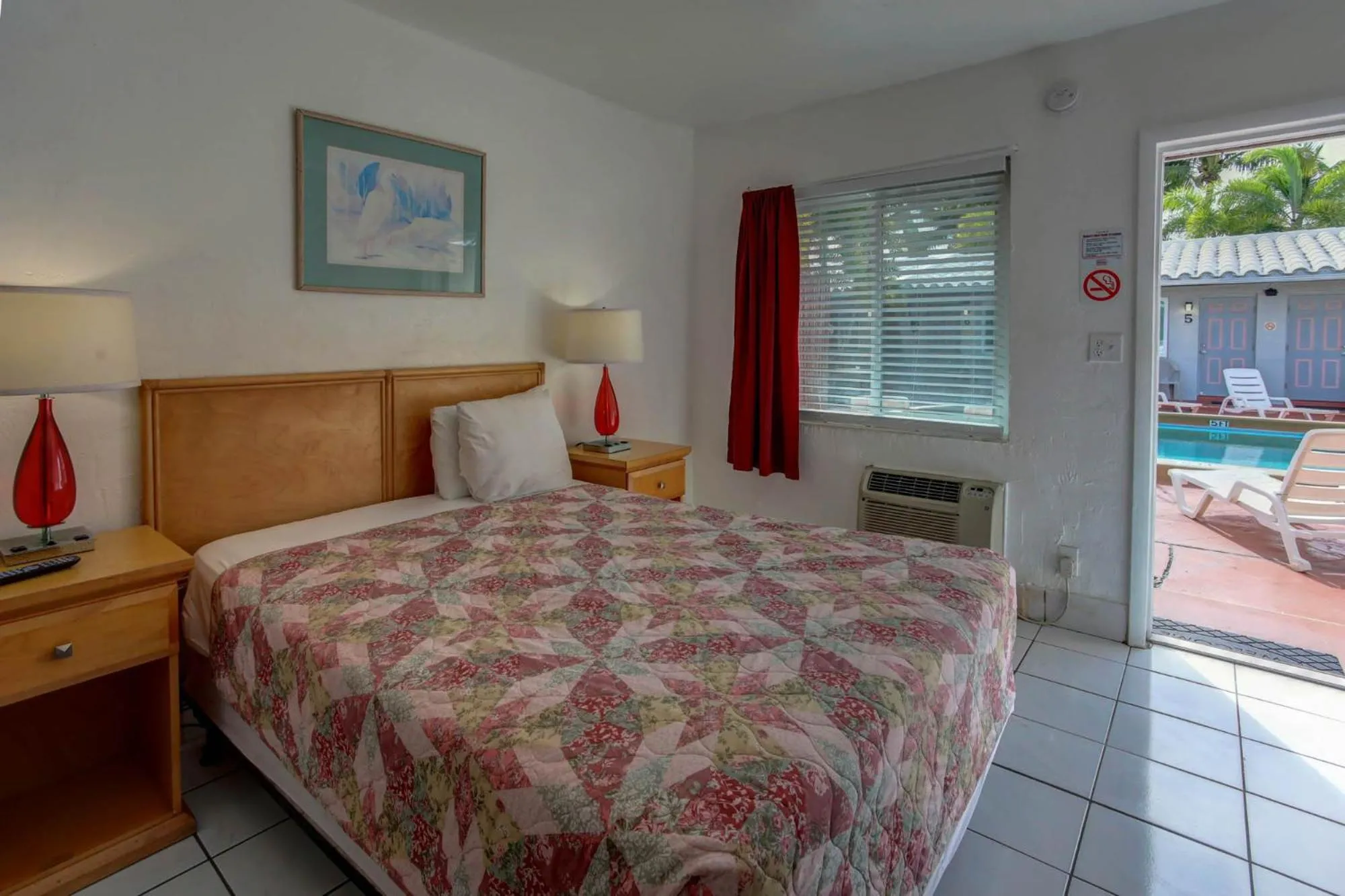 Queen Room with Pool View in Green Seas Motel