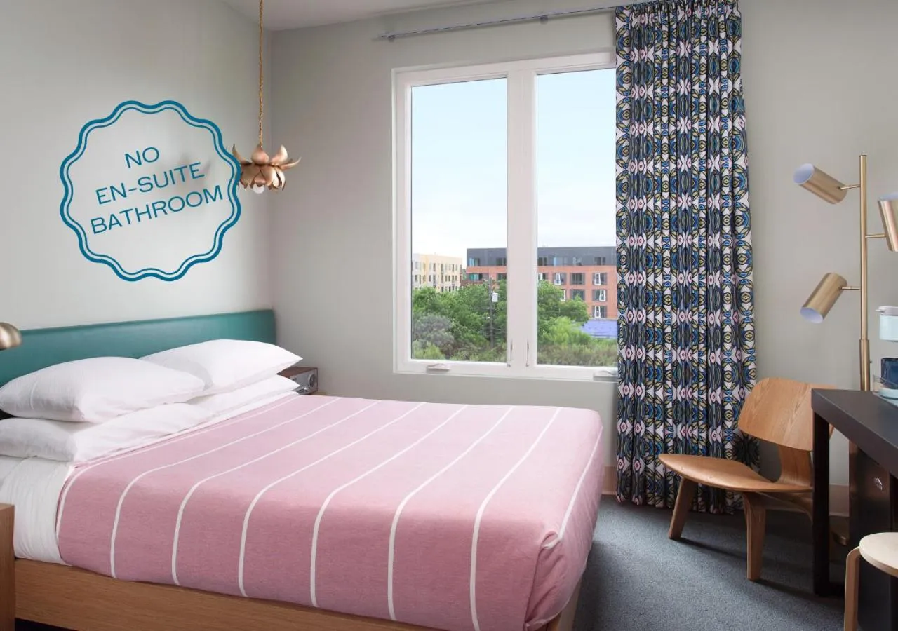 Cabin Queen Room with Shared Private Bathrooms in East Austin Hotel