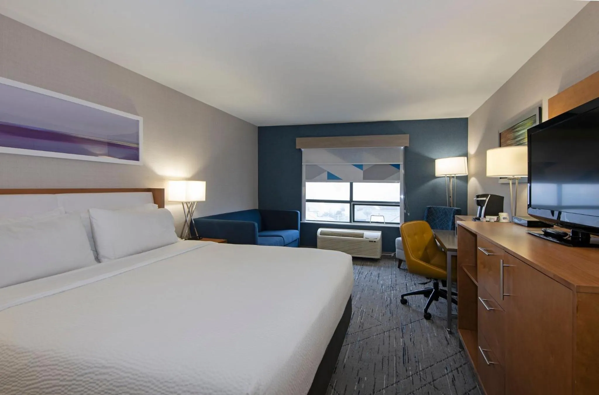 Standard King Room with Sofa Bed - Non-Smoking in Holiday Inn Express Kamloops by IHG