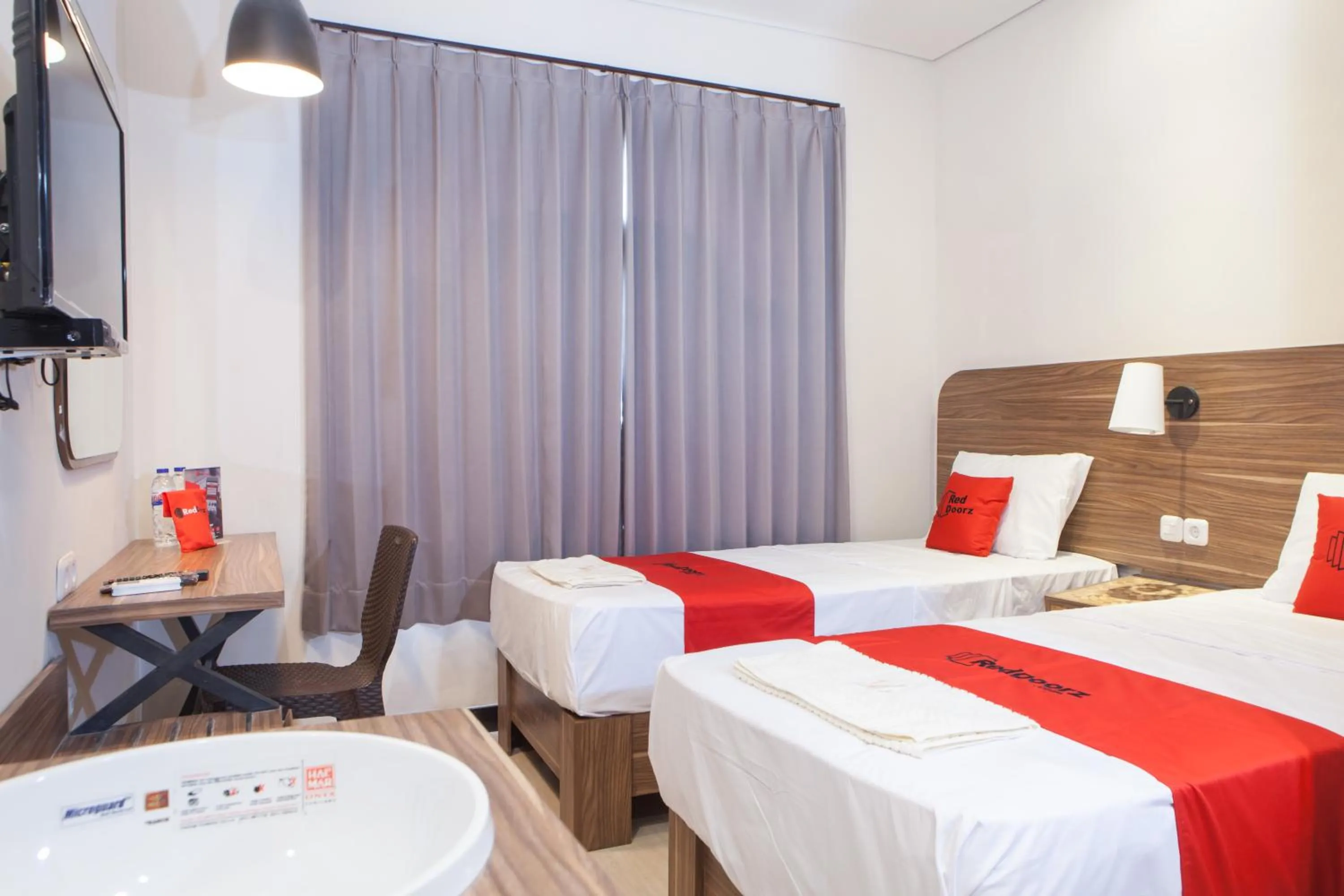 Standard Twin Room in RedDoorz @ Wiyung 2