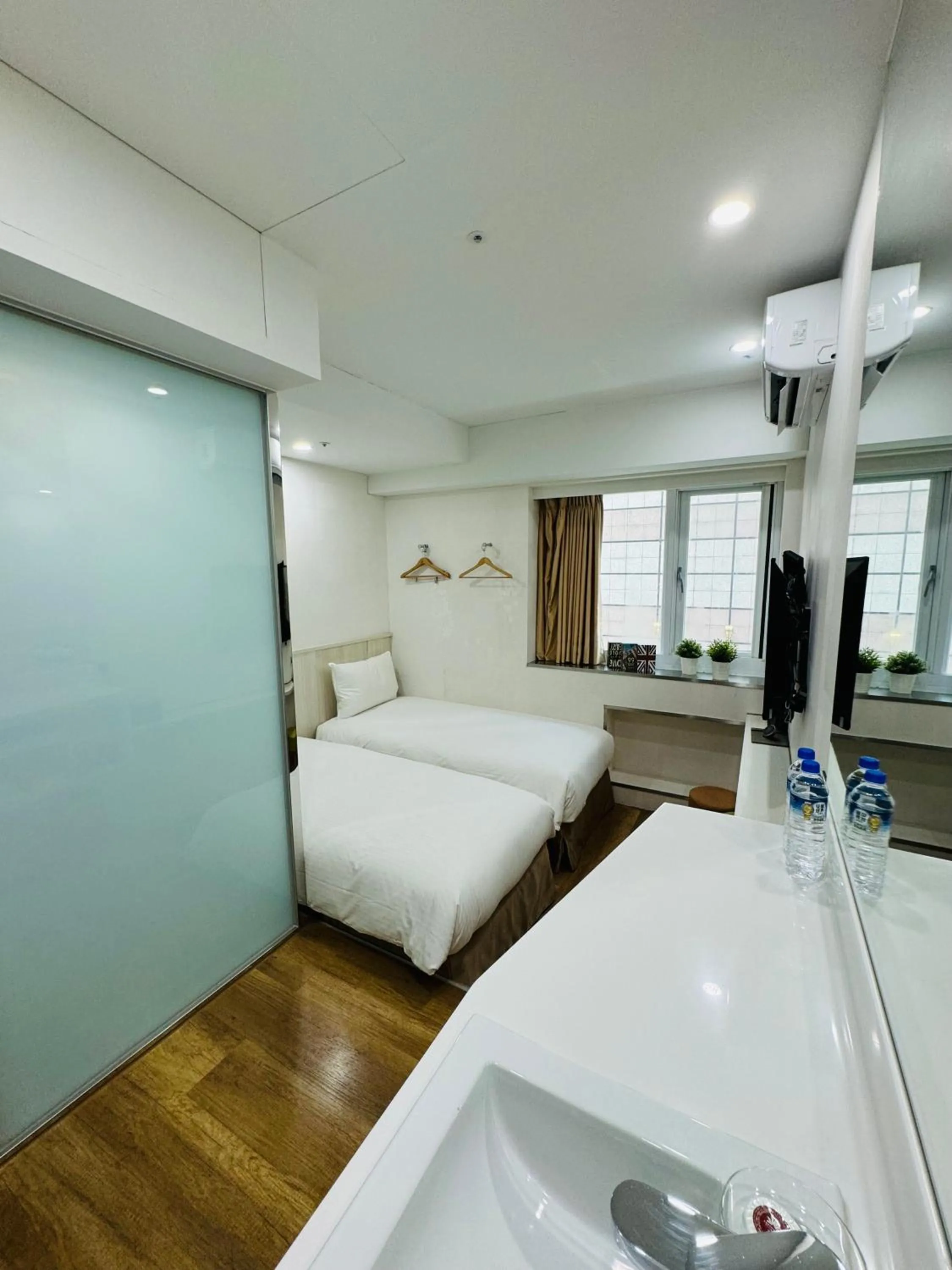 Superior Twin Room with City View in Apause Inn