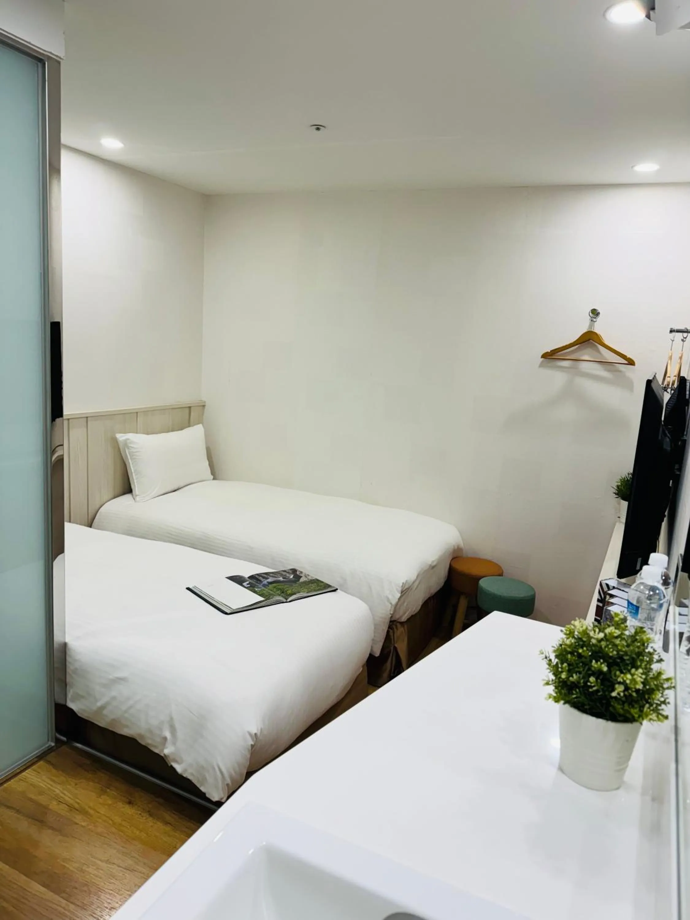 Standard Twin Room (No Window) in Apause Inn