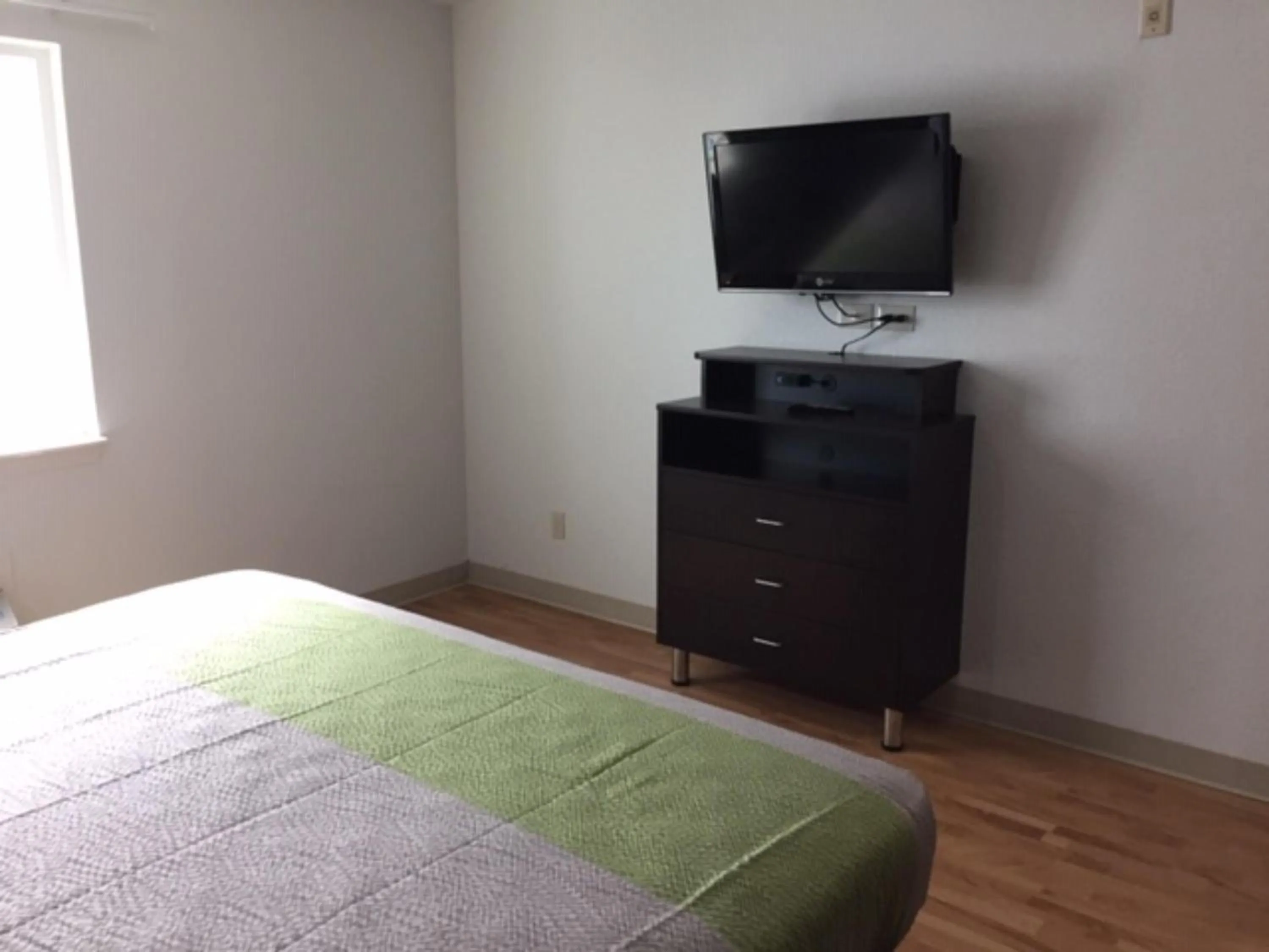 King Room - Disability Access - Non-Smoking in Studio 6 Burleson