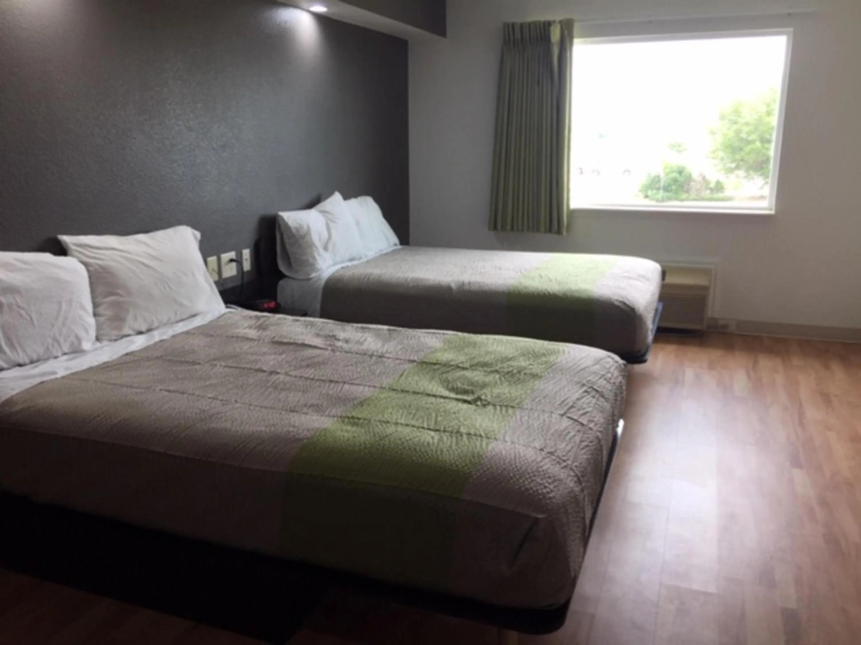 Deluxe Quadruple Room - Non-Smoking in Studio 6 Burleson