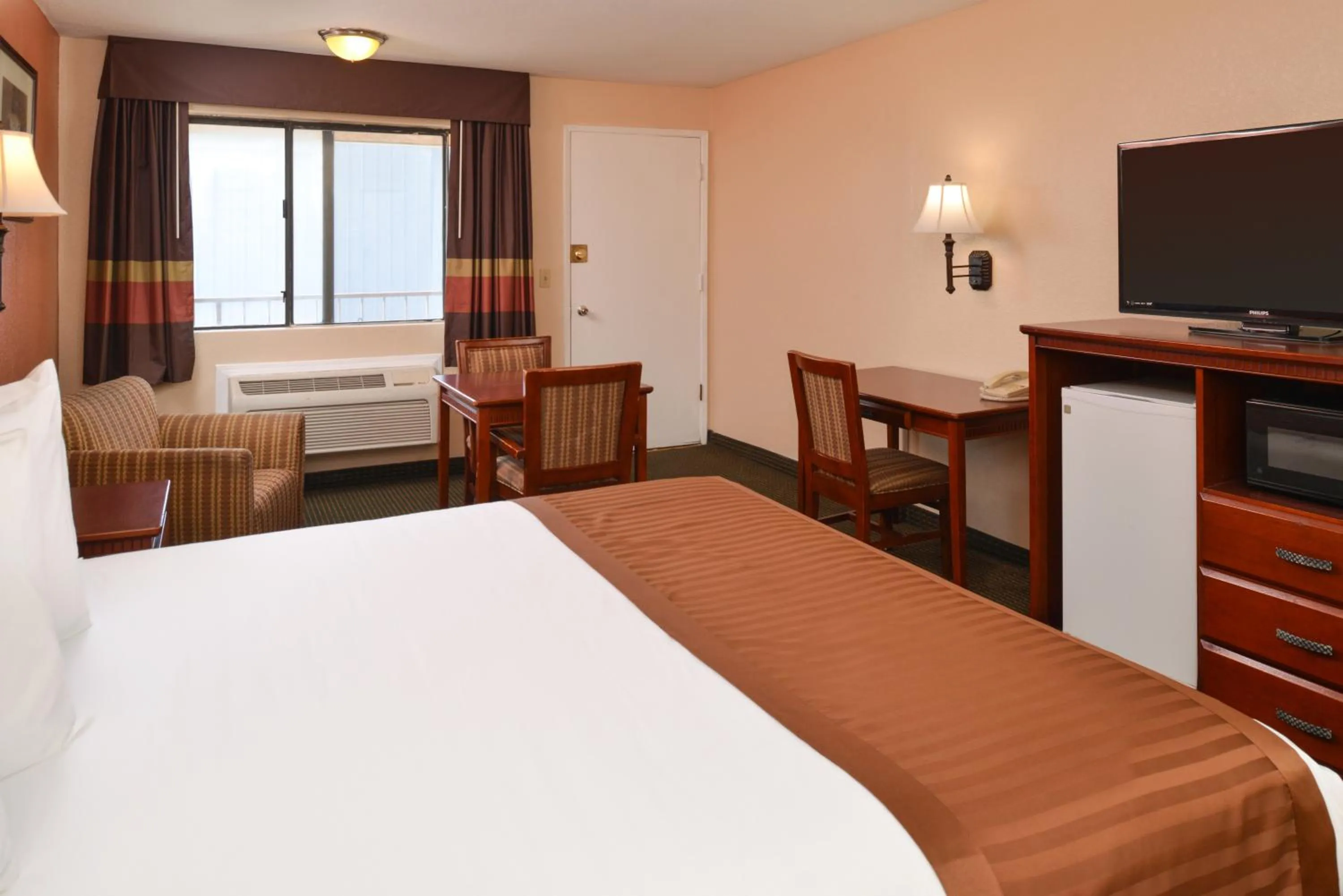 1 King Bed Accessible Non-Smoking in Americas Best Value Inn & Suites-East Bakersfield