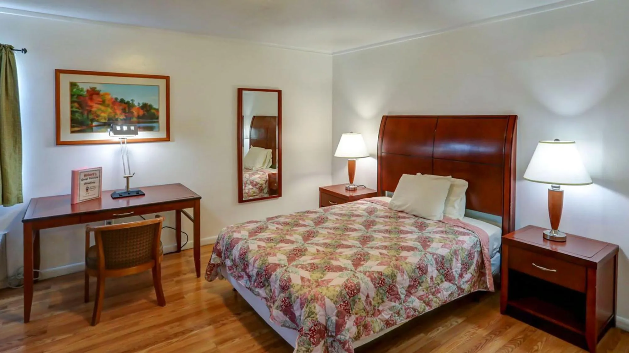 Queen Room in Richard's Hotel