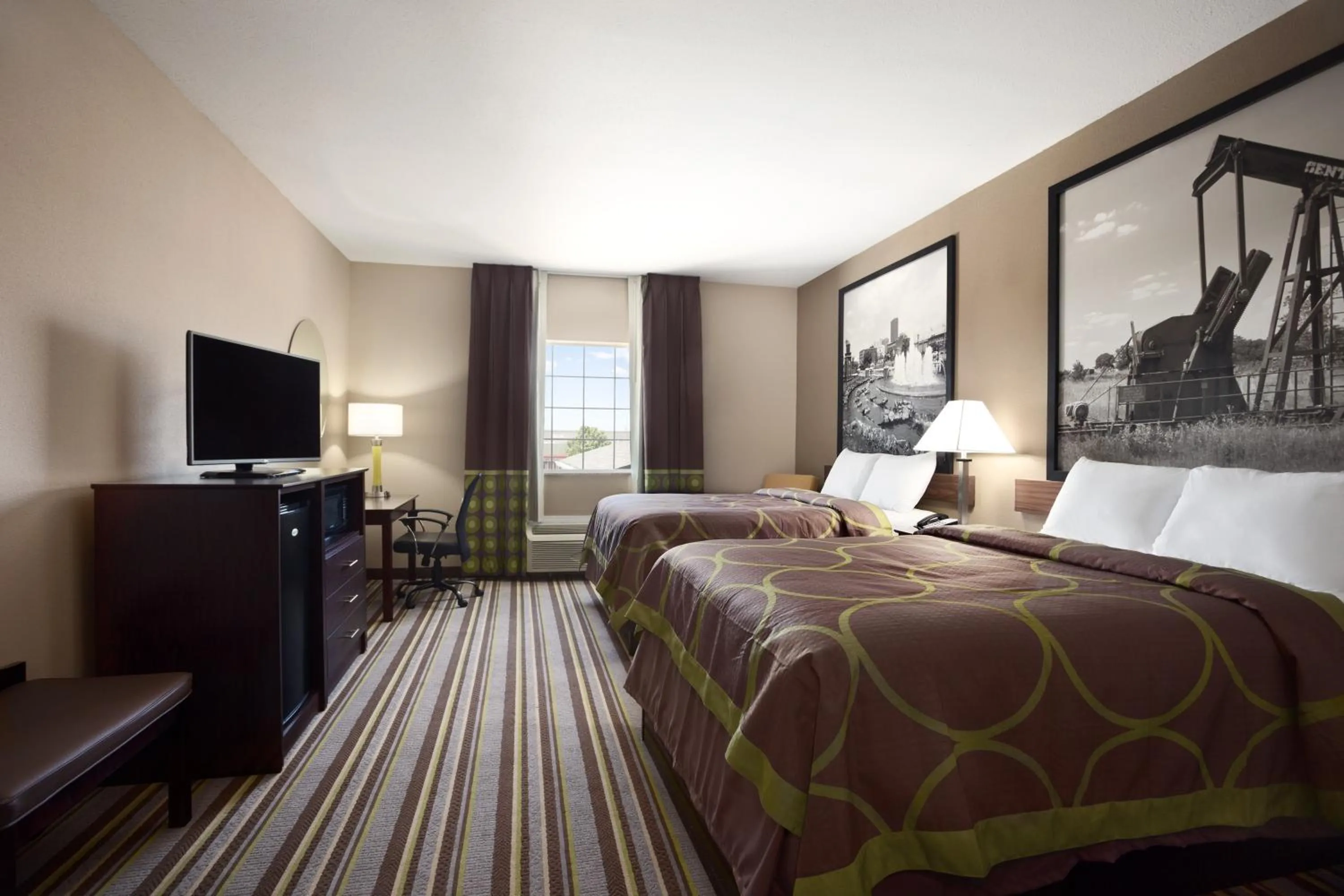 Deluxe King Room with Spa Bath- Non-Smoking in Super 8 by Wyndham Bakersfield South CA