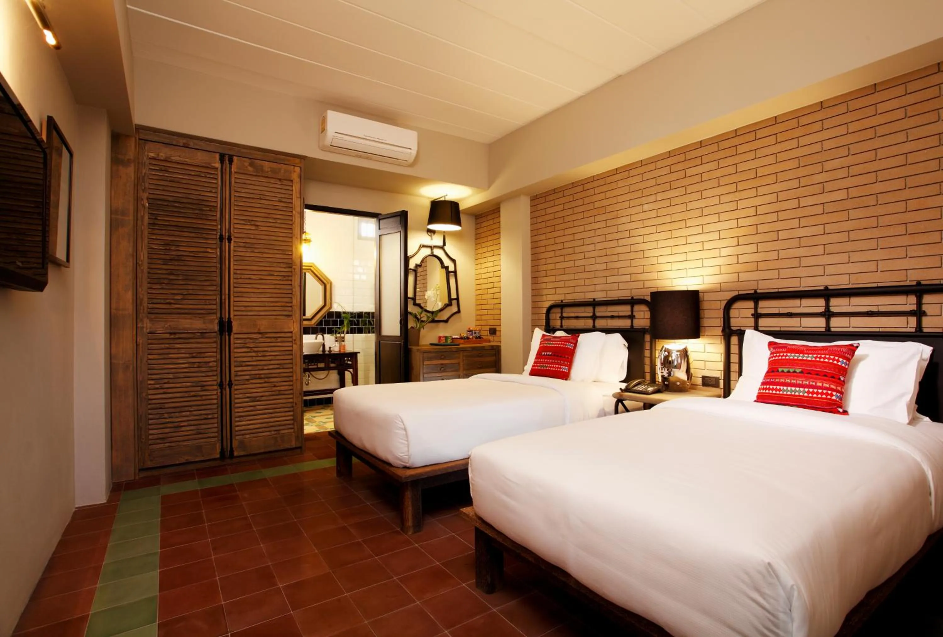 Deluxe Twin Room - Non-Smoking in Baan Chart