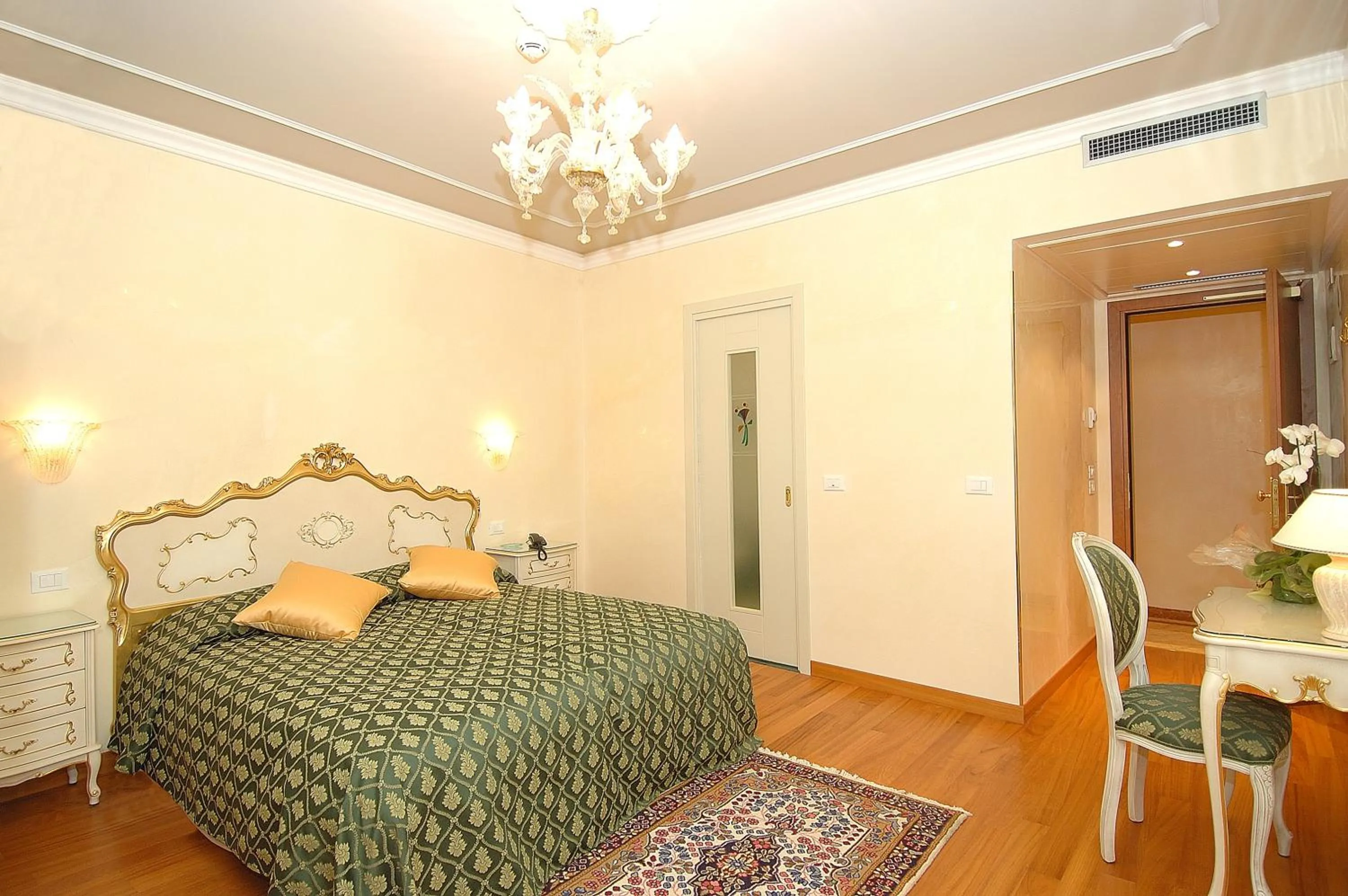Superior Double Room in Hotel San Luca Venezia