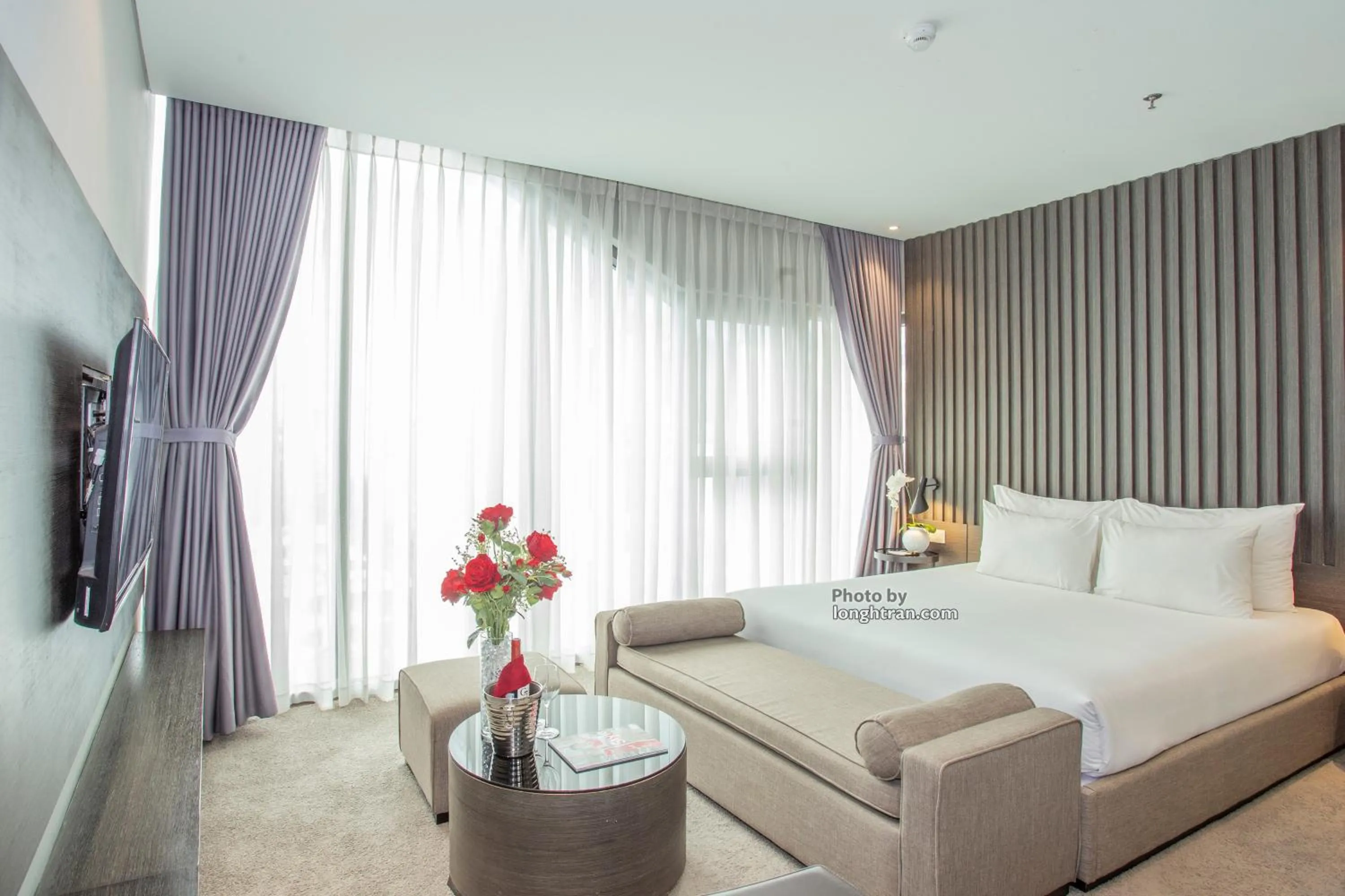 Junior Suite with City View and Bathtub in Grand Ocean Luxury Boutique - Infinity Rooftop Pool