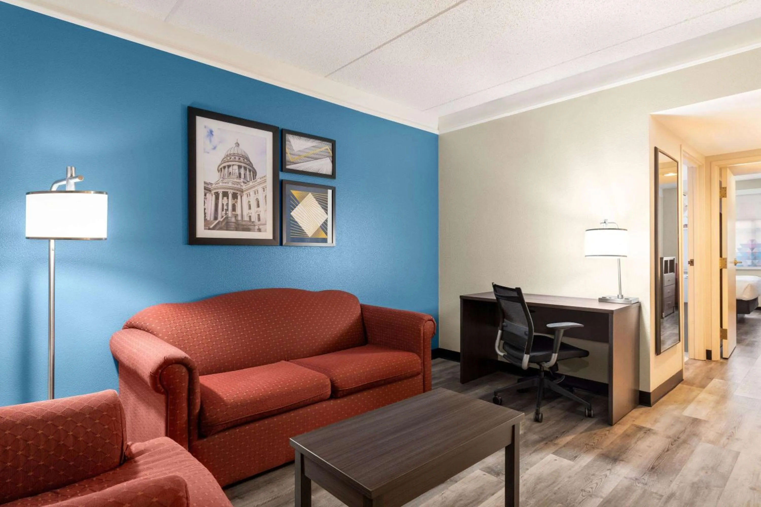 One-Bedroom Deluxe Suite with One Full Bed - Mobility and Hearing Access/Non-Smoking in La Quinta by Wyndham Madison American Center