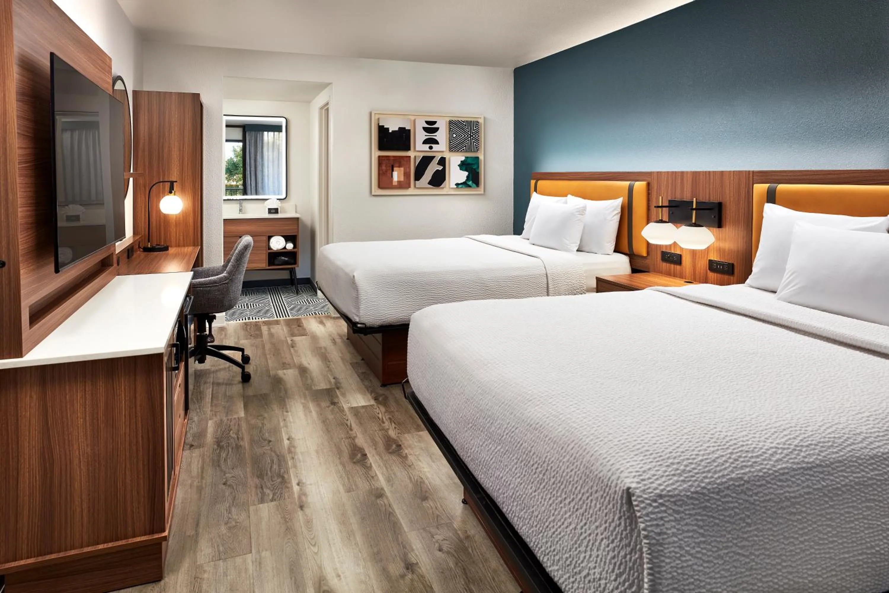 Queen Room with Two Queen Beds in La Quinta by Wyndham Thousand Oaks-Newbury Park