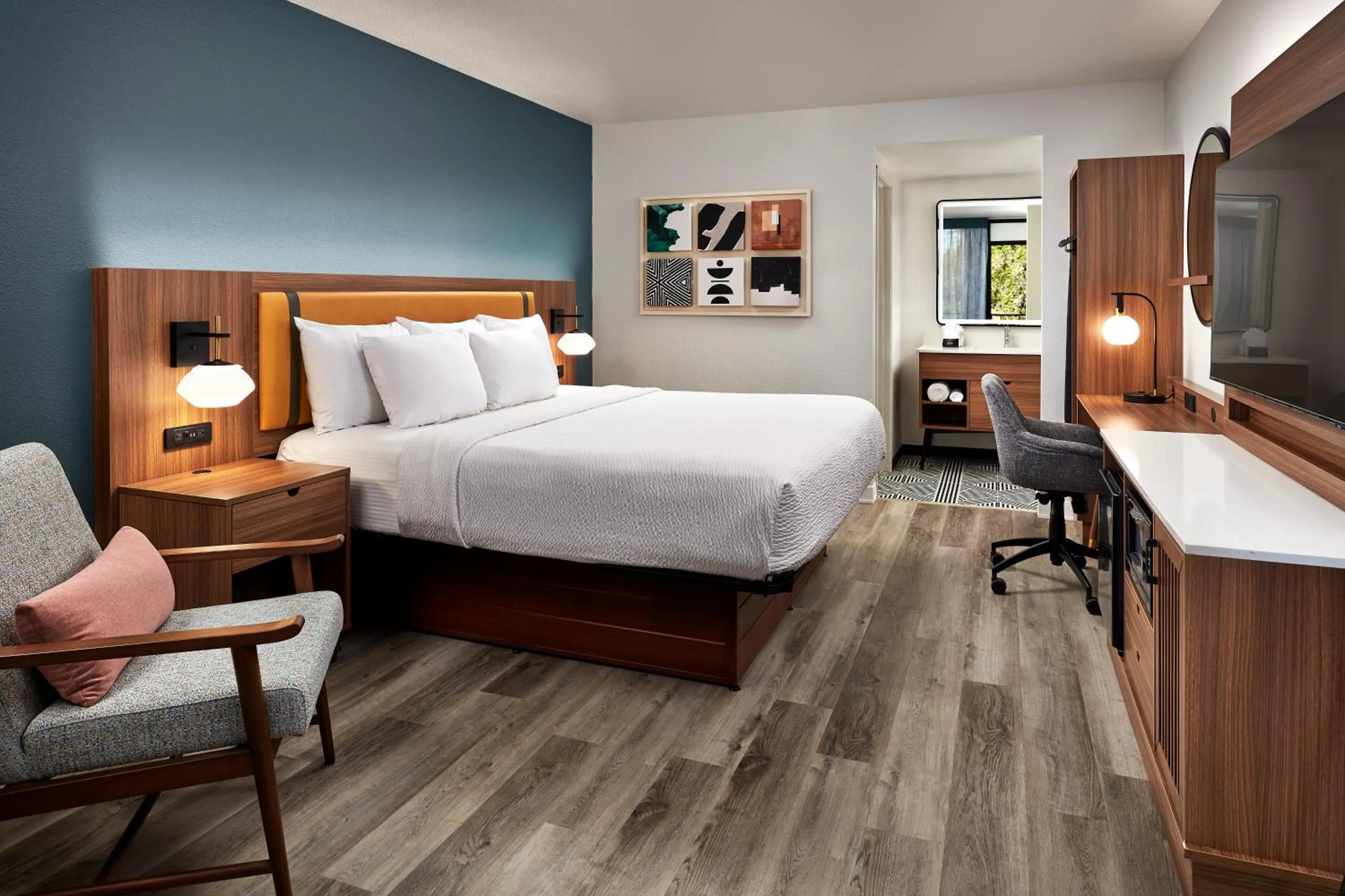 Queen Room - Disability Access in La Quinta by Wyndham Thousand Oaks-Newbury Park