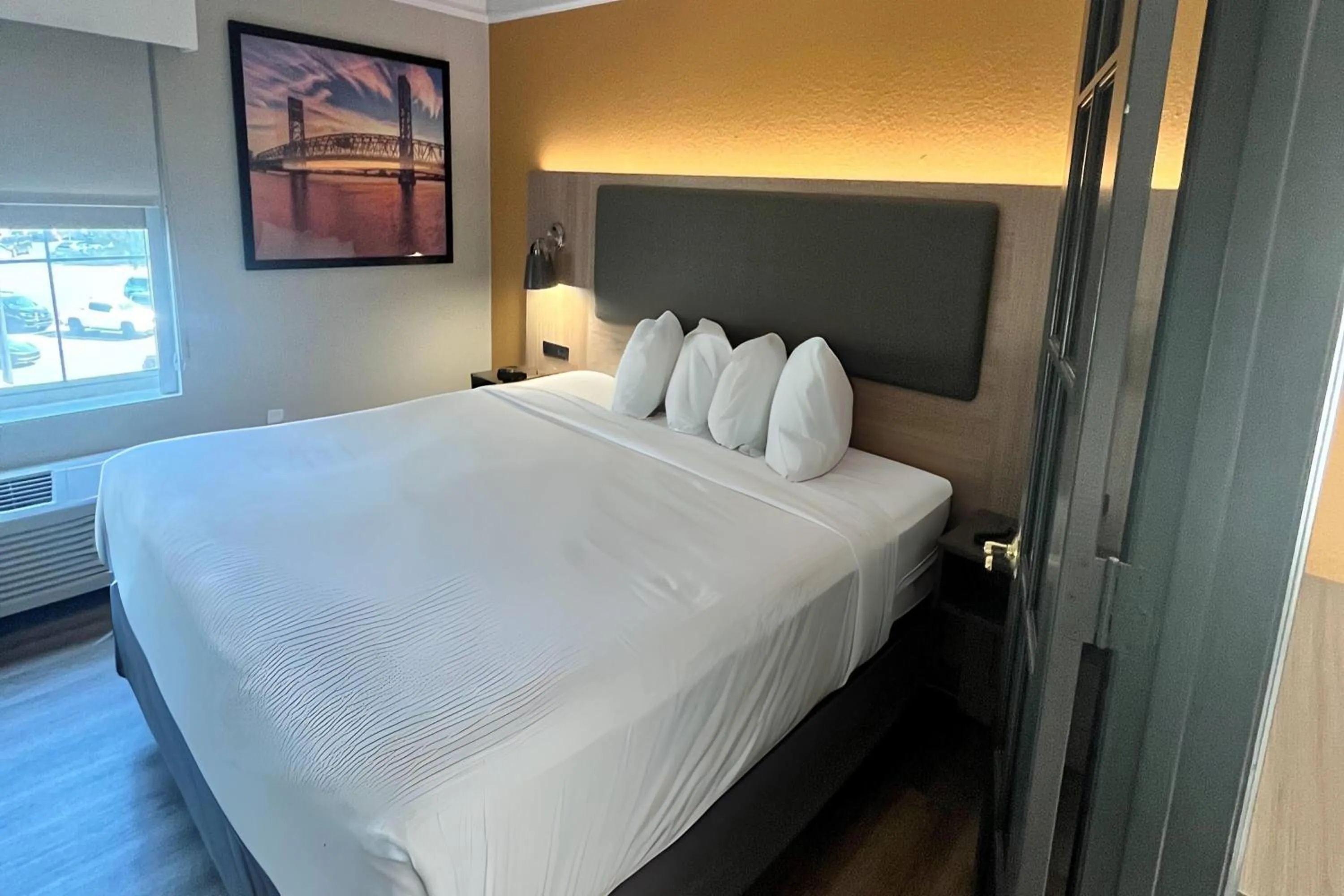 King Suite in La Quinta by Wyndham Jacksonville Butler Blvd