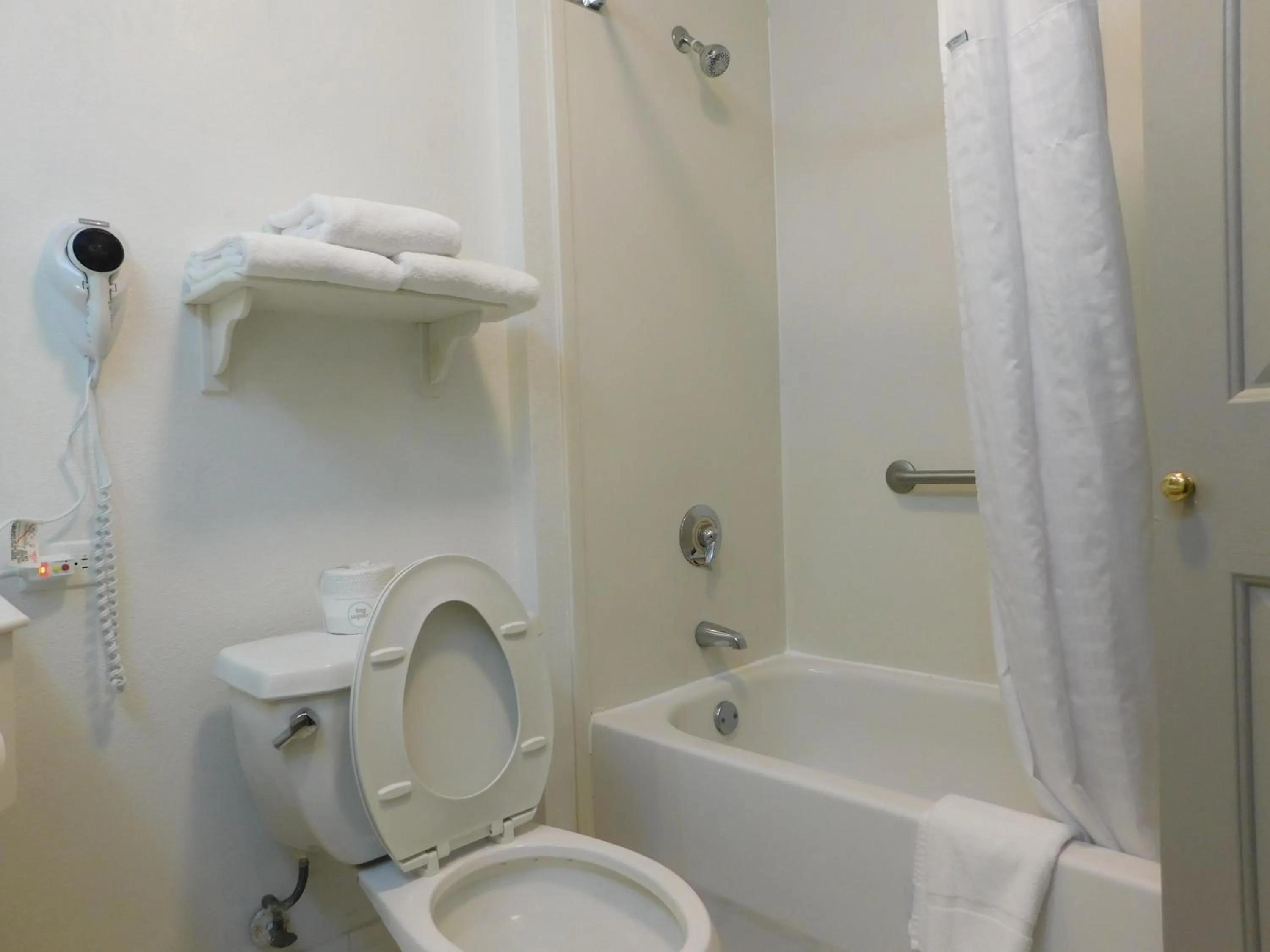 Superior Queen Room with Bath Tub with Grab Bars - Mobility/Hearing Accessible - Non-Smoking in La Quinta by Wyndham Winston-Salem