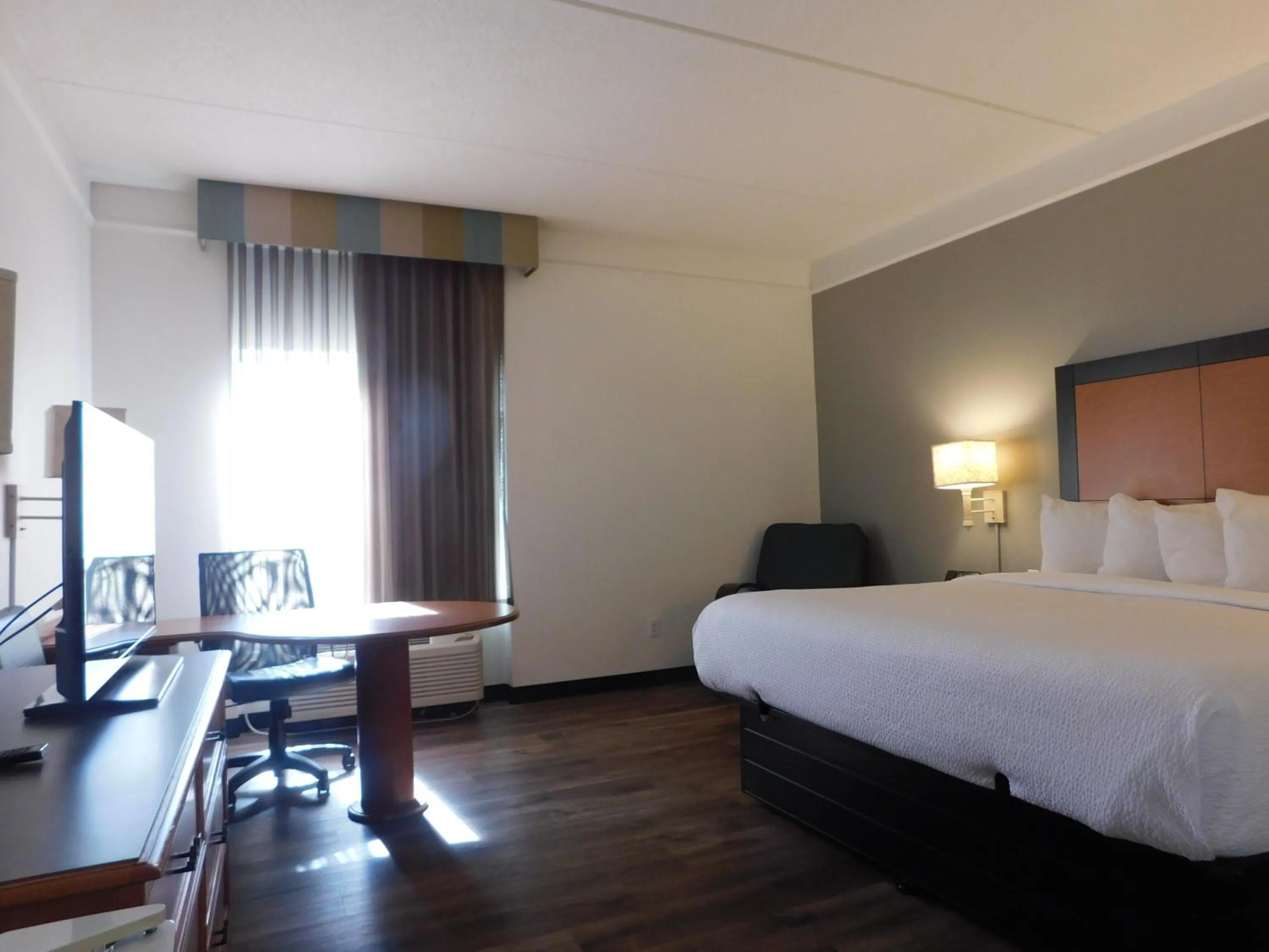 Superior King Room with Bath Tub with Grab Bars - Mobility/Hearing Accessible - Non-Smoking in La Quinta by Wyndham Winston-Salem