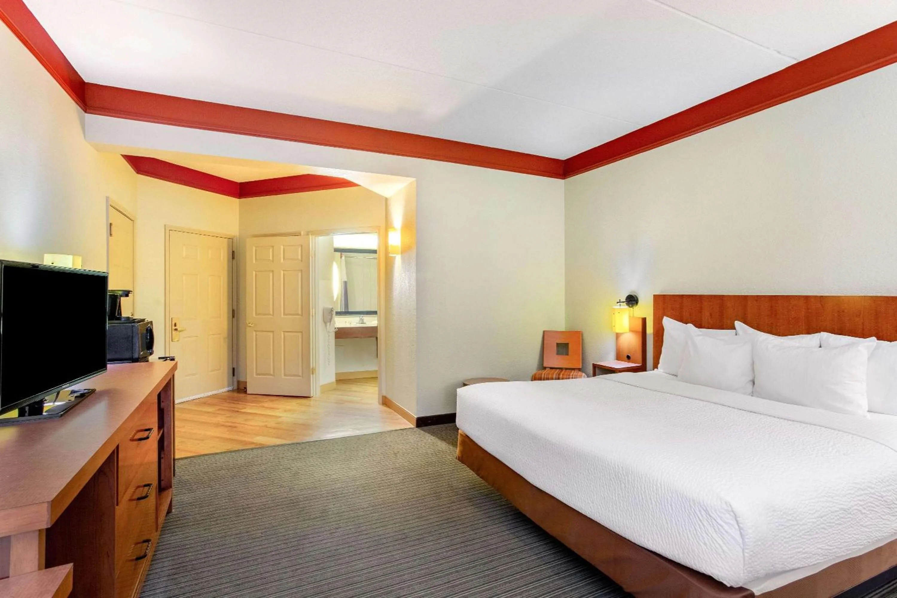 King Room with Mobility Access and Bathtub - Non-Smoking in La Quinta by Wyndham Raleigh Crabtree