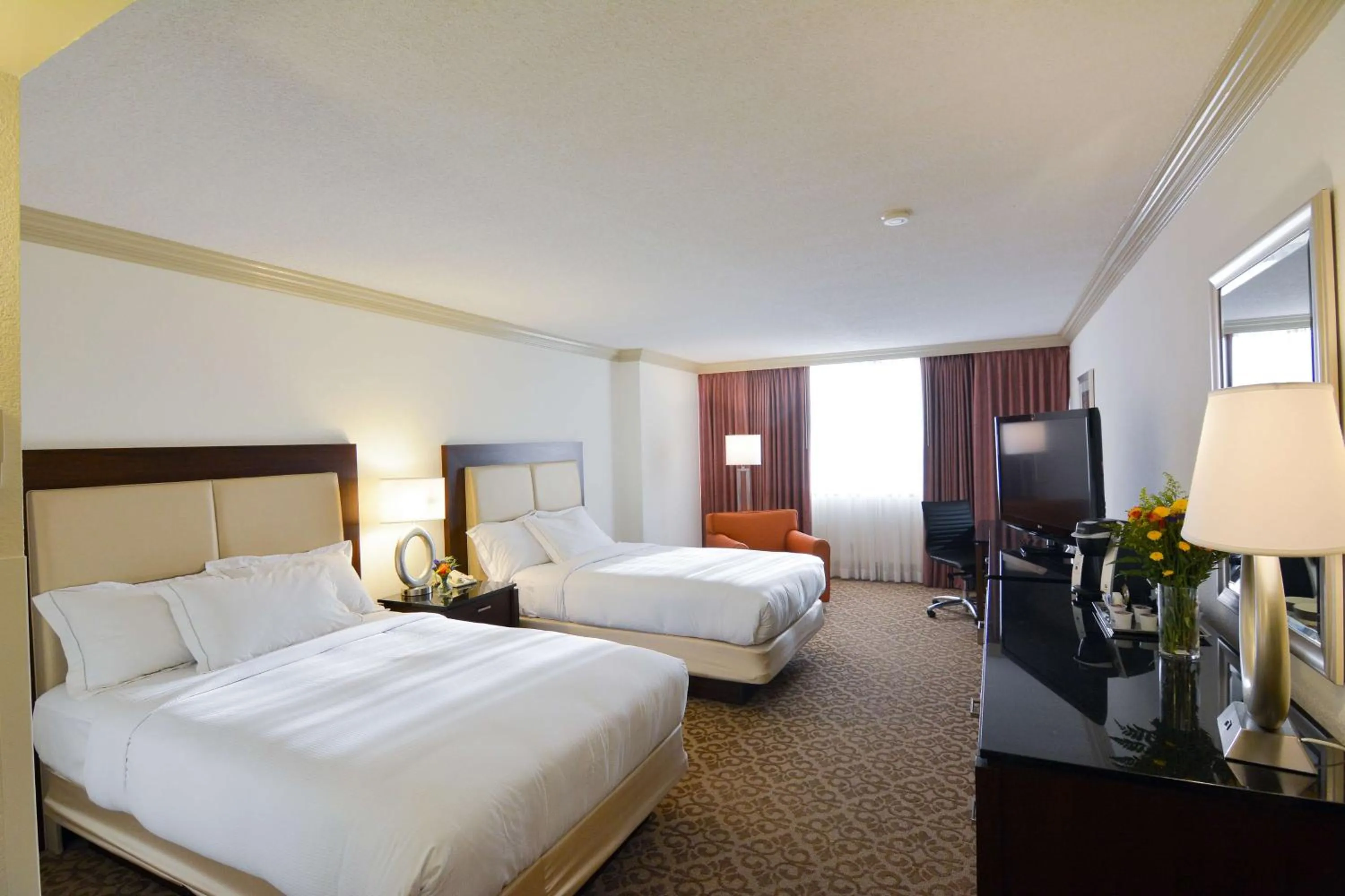 Double Room with Two Double Beds and Bath Tub - Mobility Access in Hilton Palm Beach PBI