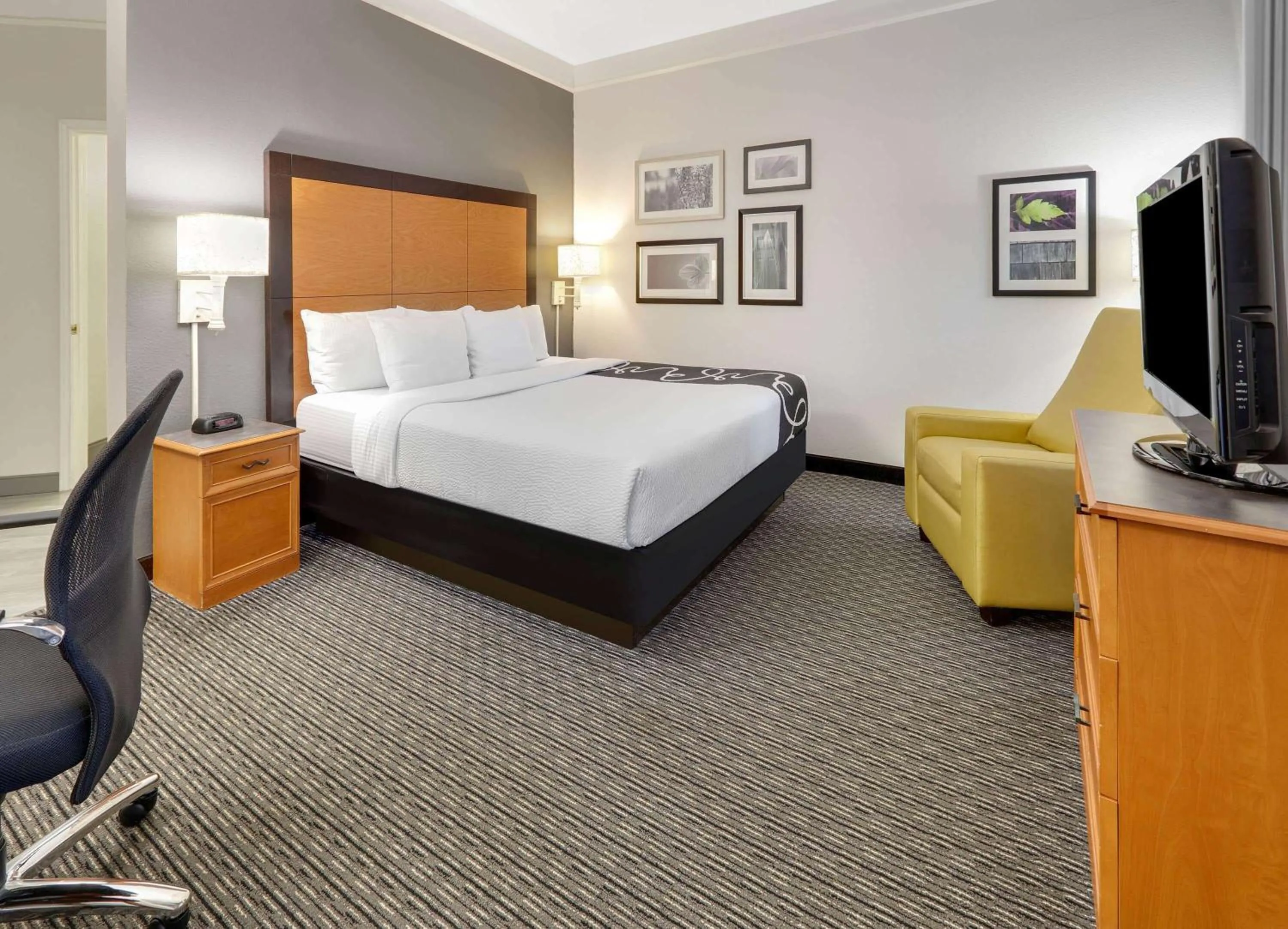 King Room with Bath Tub - Mobility Accessible/Non-Smoking in La Quinta by Wyndham Dallas - Addison Galleria