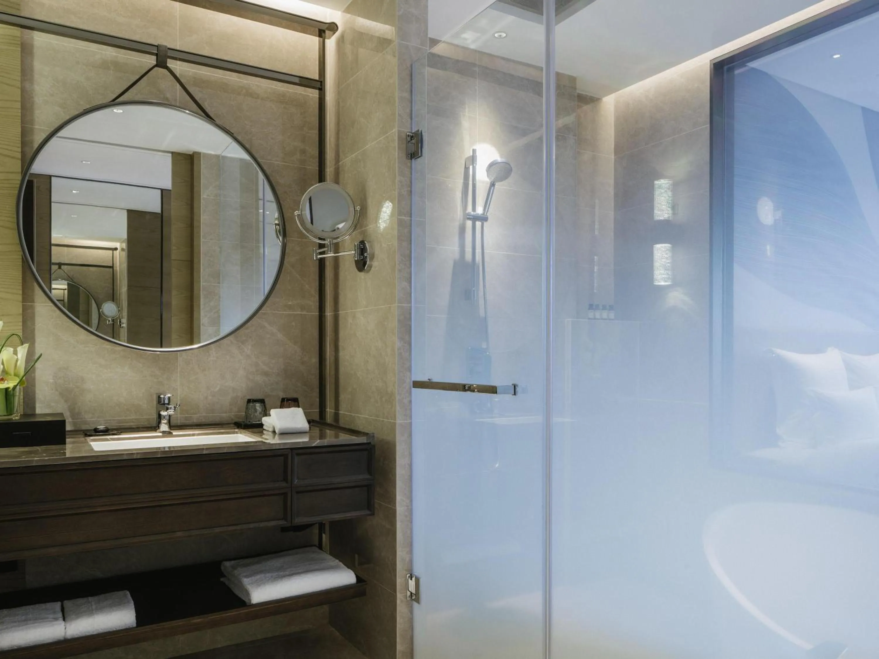 Deluxe King Room with City View - High Floor in Pullman Shanghai Qingpu Excellence