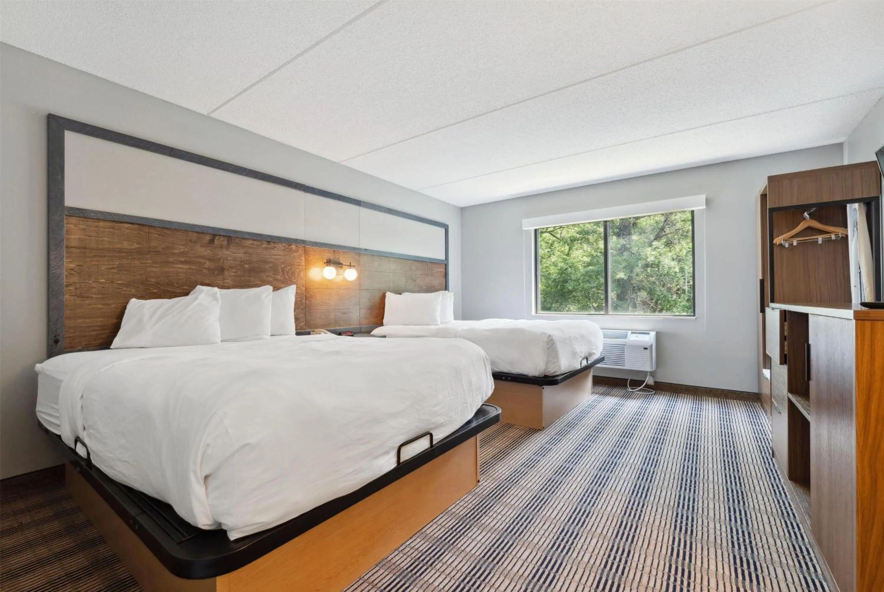 Queen Room with Balcony - Mobility Accessible/Non-Smoking in AmericInn by Wyndham Wisconsin Dells