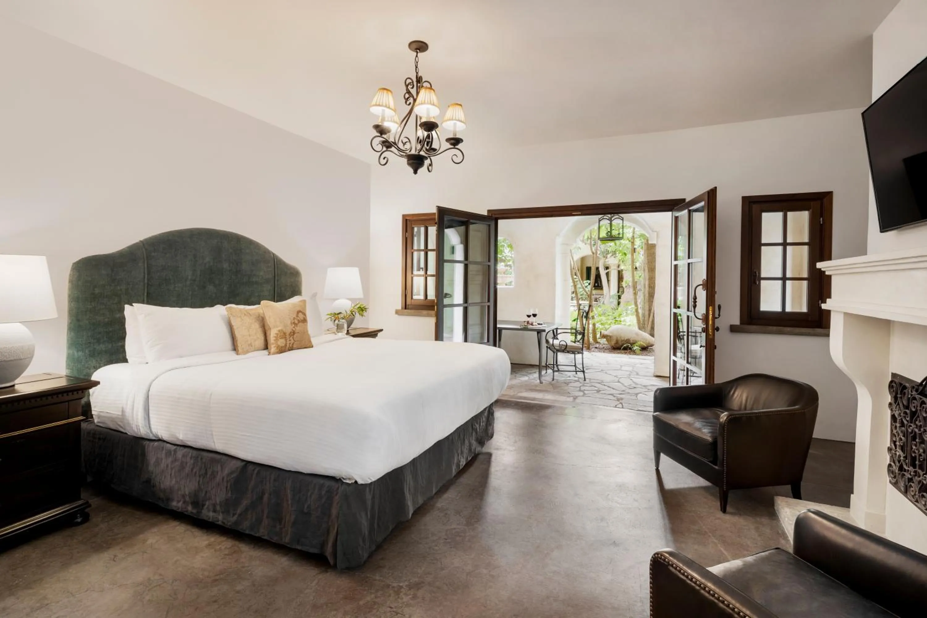 Courtyard King Room (ADA Accessible) in Kenwood Inn & Spa