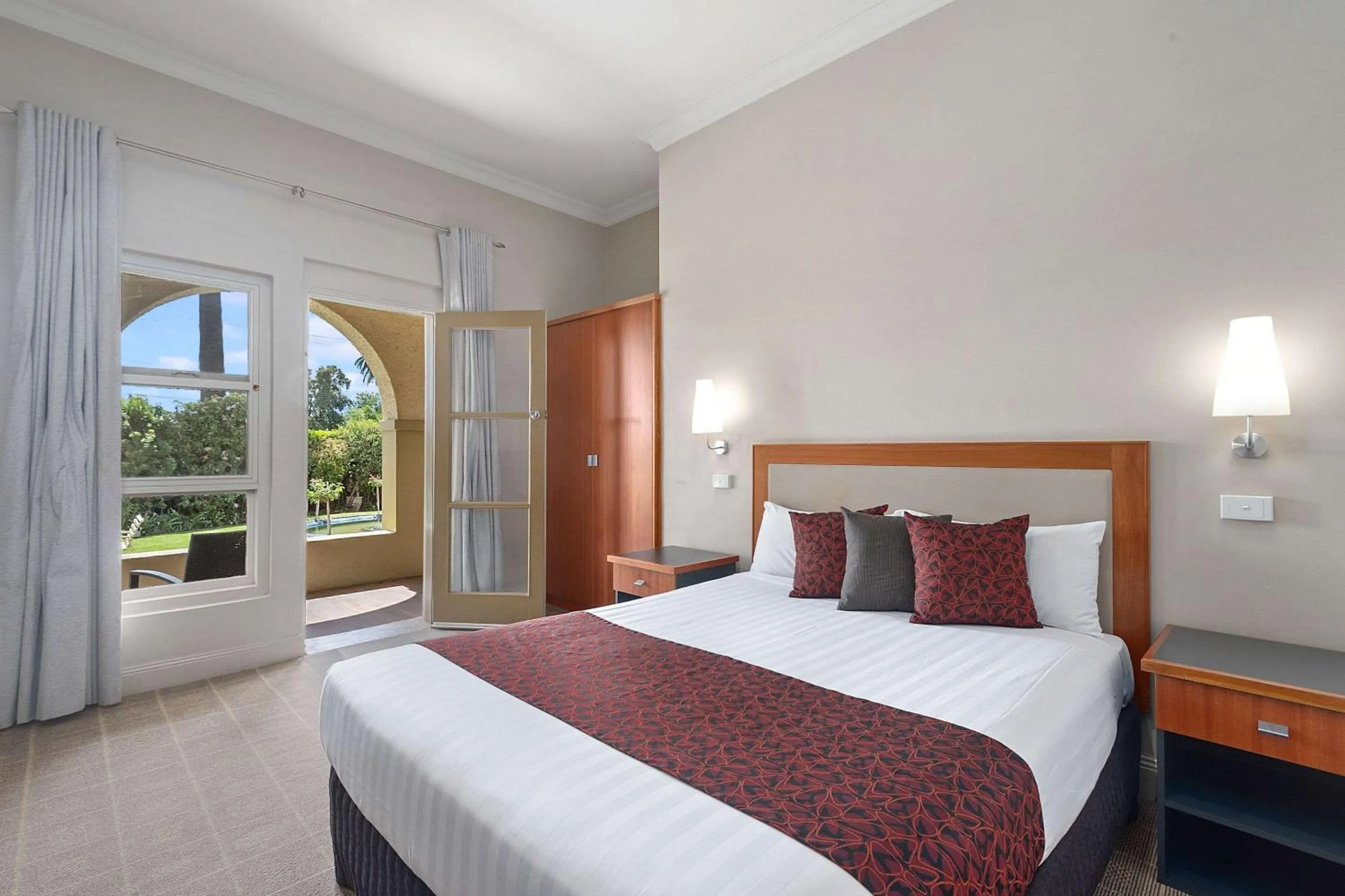 Queen Room with Balcony - Non Smoking in Quality Hotel Mildura Grand