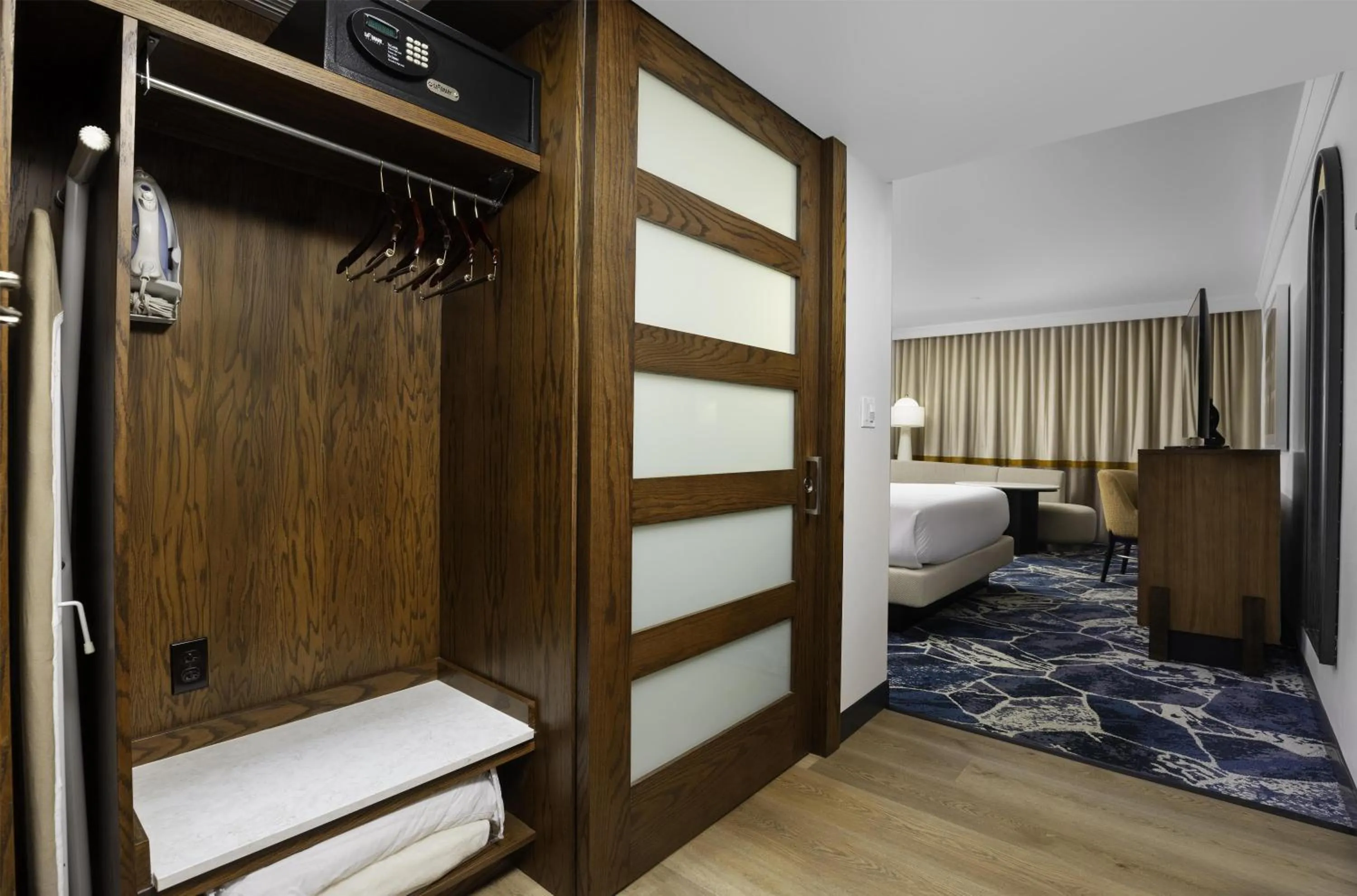 King Room with Bath Tub - Mobility Access in Hilton Palacio del Rio