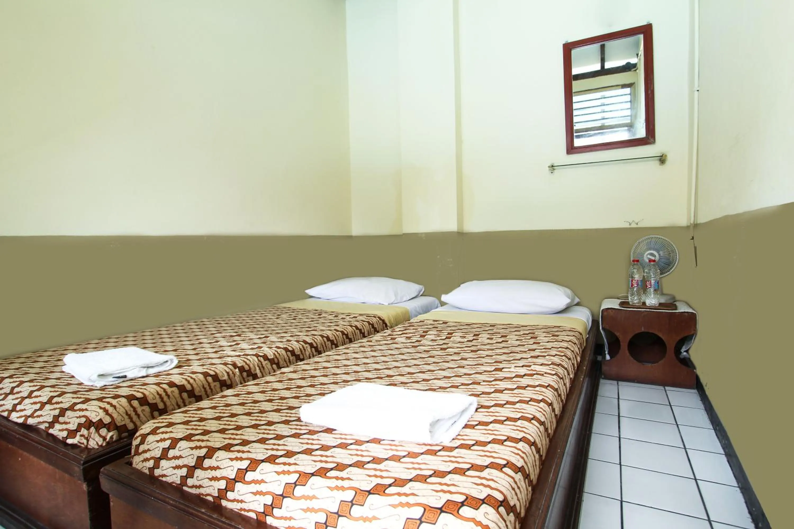 Economy Twin With Shared Bathroom - Fan in Delta Homestay