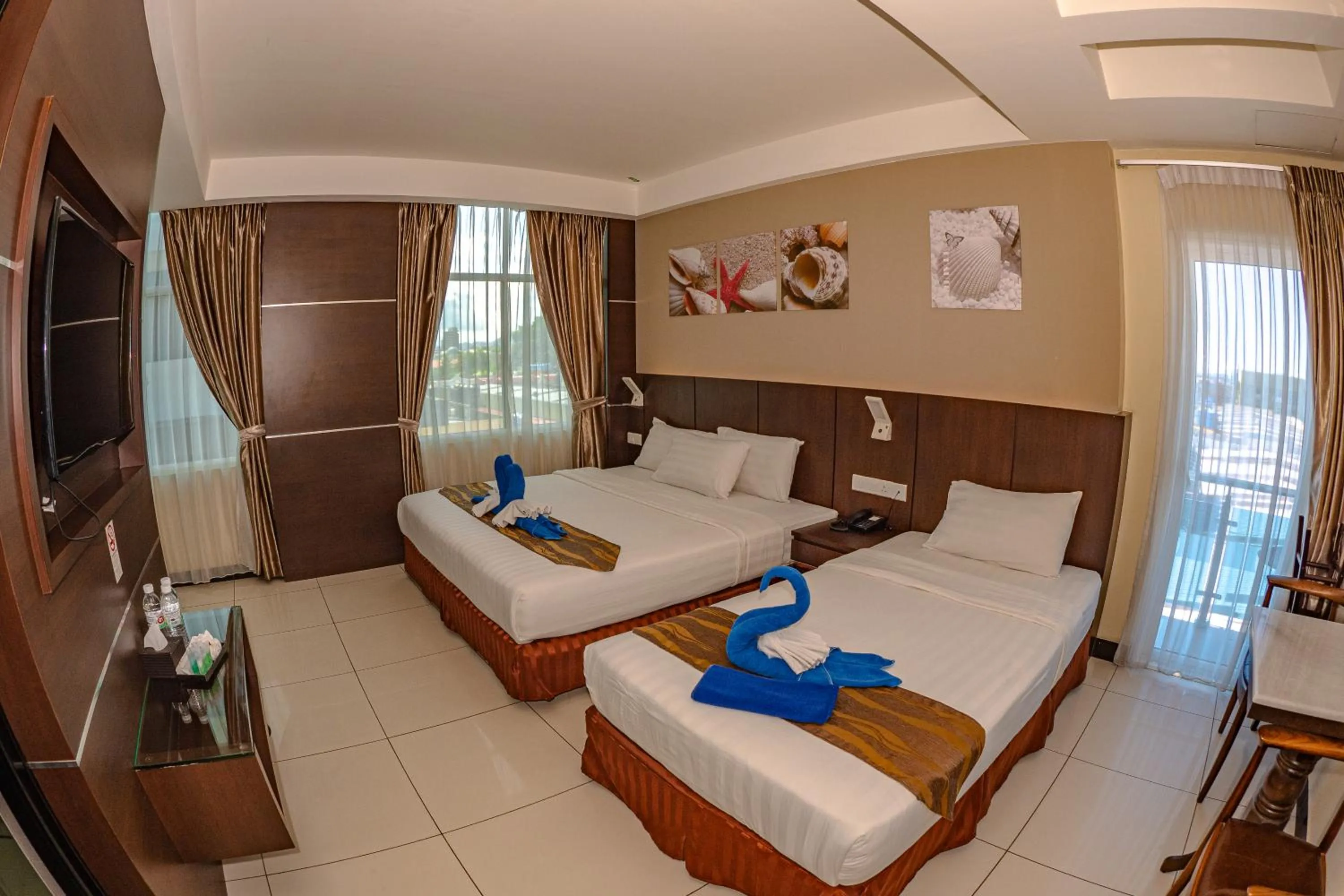Deluxe Family Room in Wave View Hotel