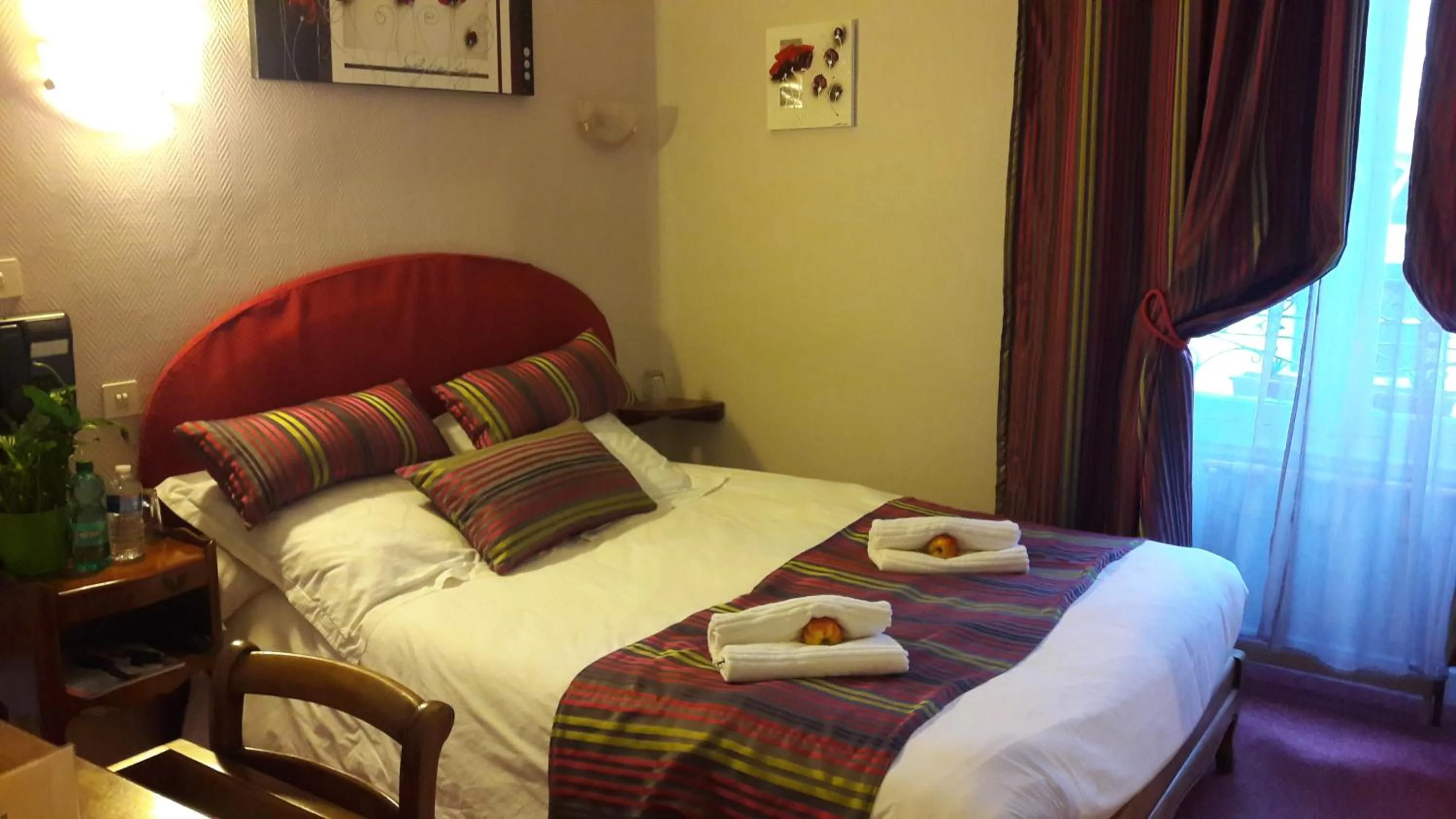 Double Room in Logis Hôtel et Restaurant du Dauphin