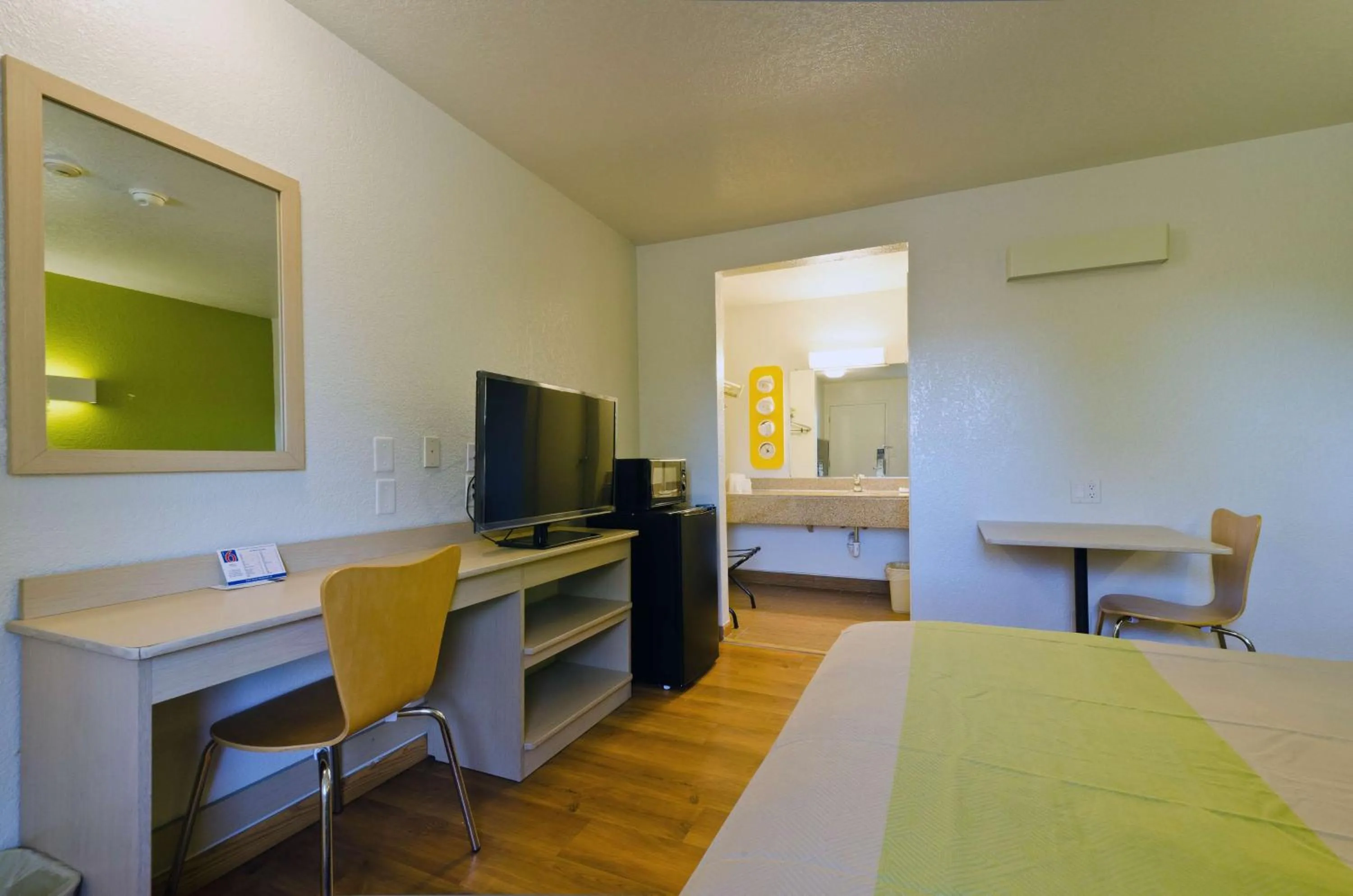 Deluxe Queen Room - Non-Smoking in Motel 6-Camp Springs, DC - South Camp Springs