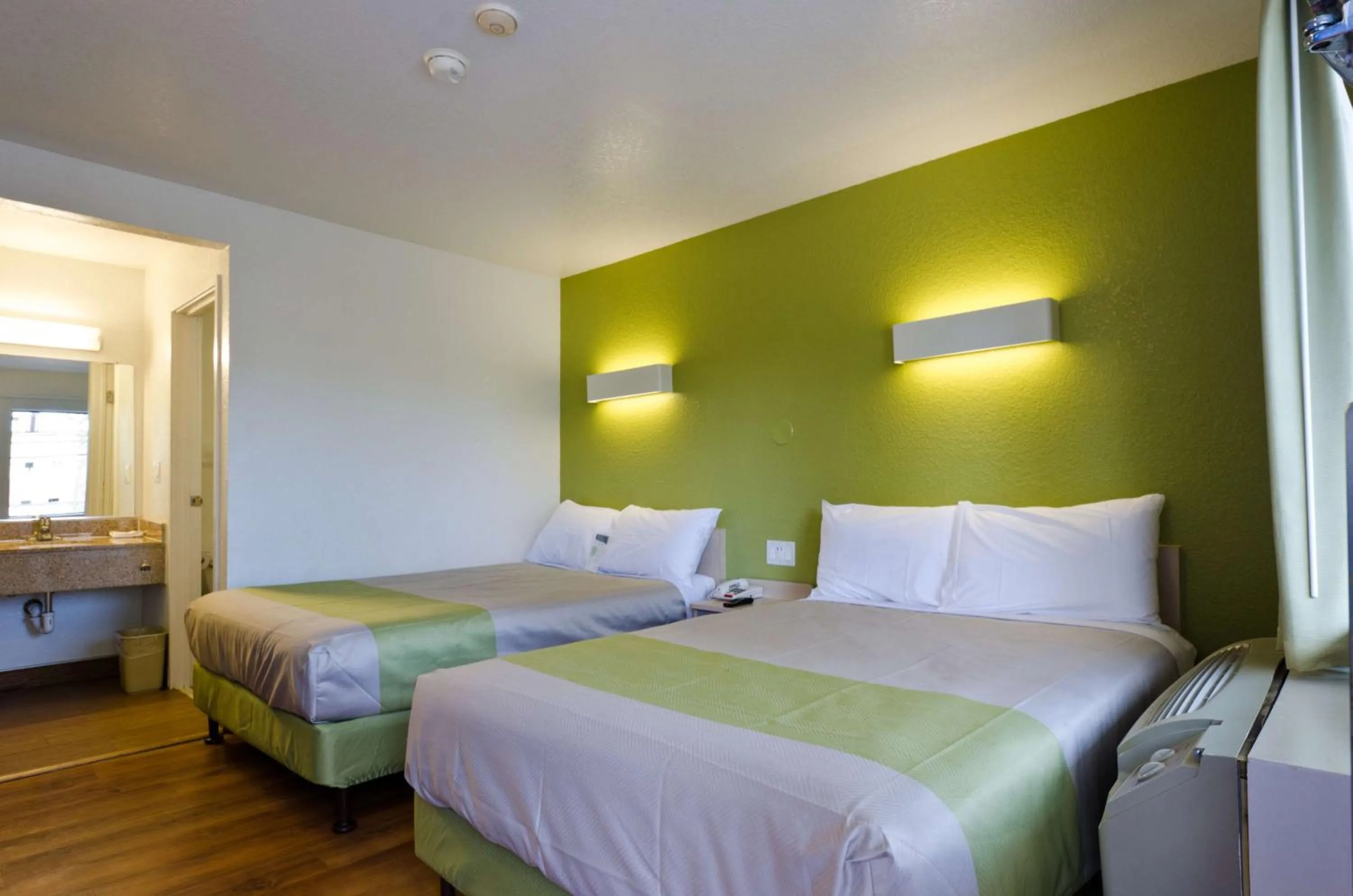 Deluxe Quadruple Room - Smoking in Motel 6-Camp Springs, DC - South Camp Springs