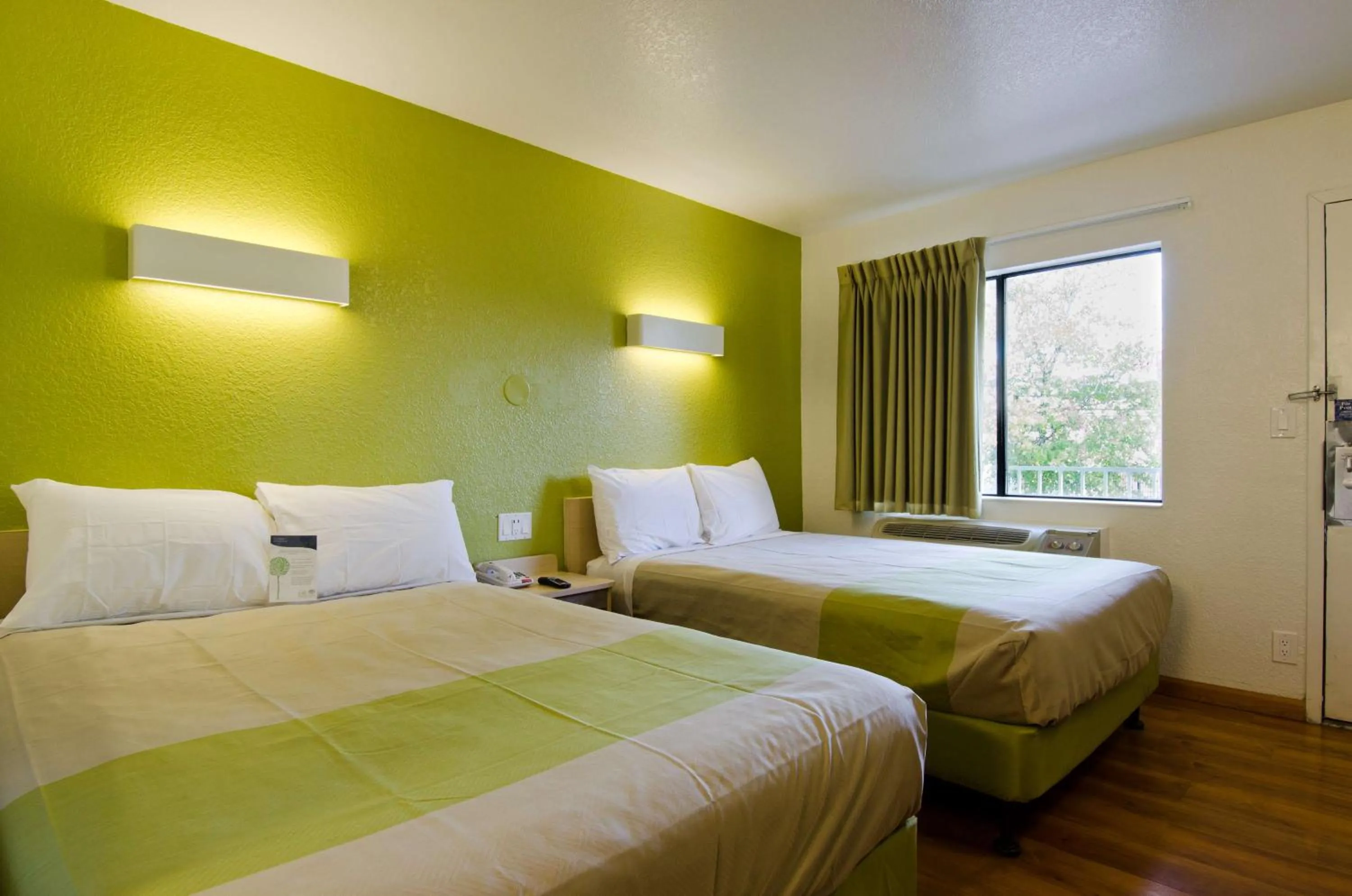 Deluxe Quadruple Room - Non-Smoking in Motel 6-Camp Springs, DC - South Camp Springs