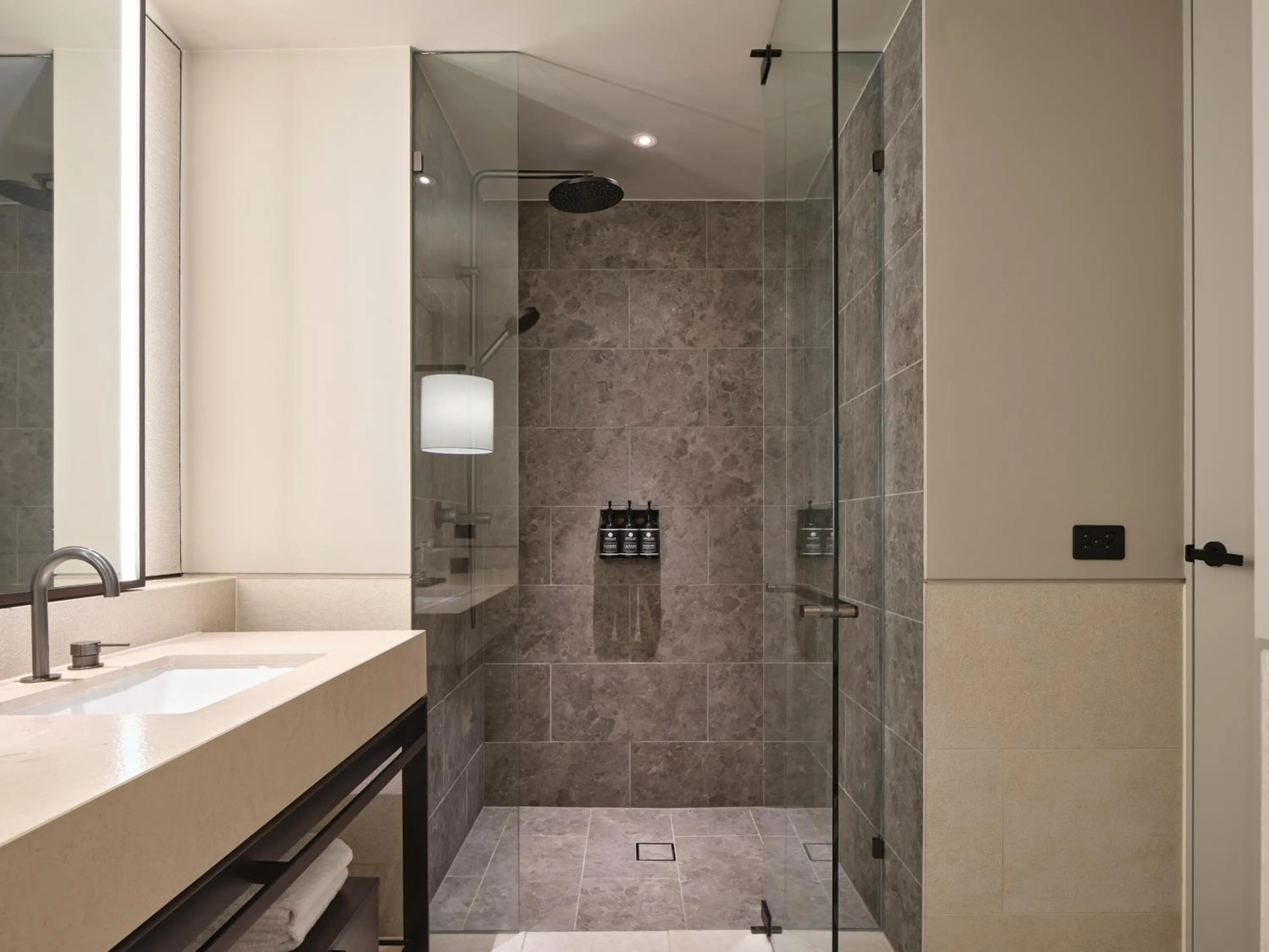 Deluxe King Room in Hotel Realm