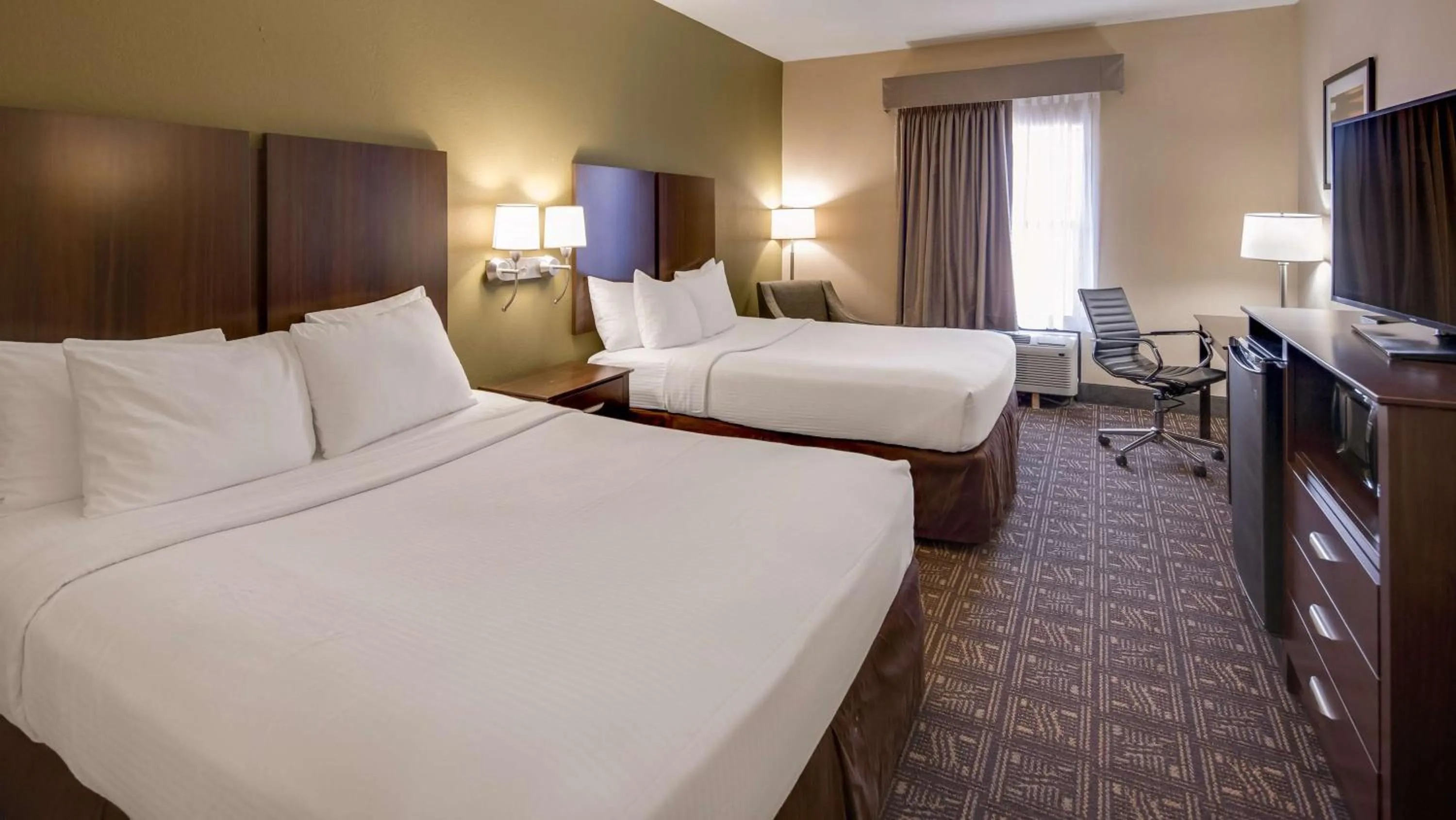 Queen Room with Two Queen Beds with Roll-In Shower in Best Western Rayne Inn