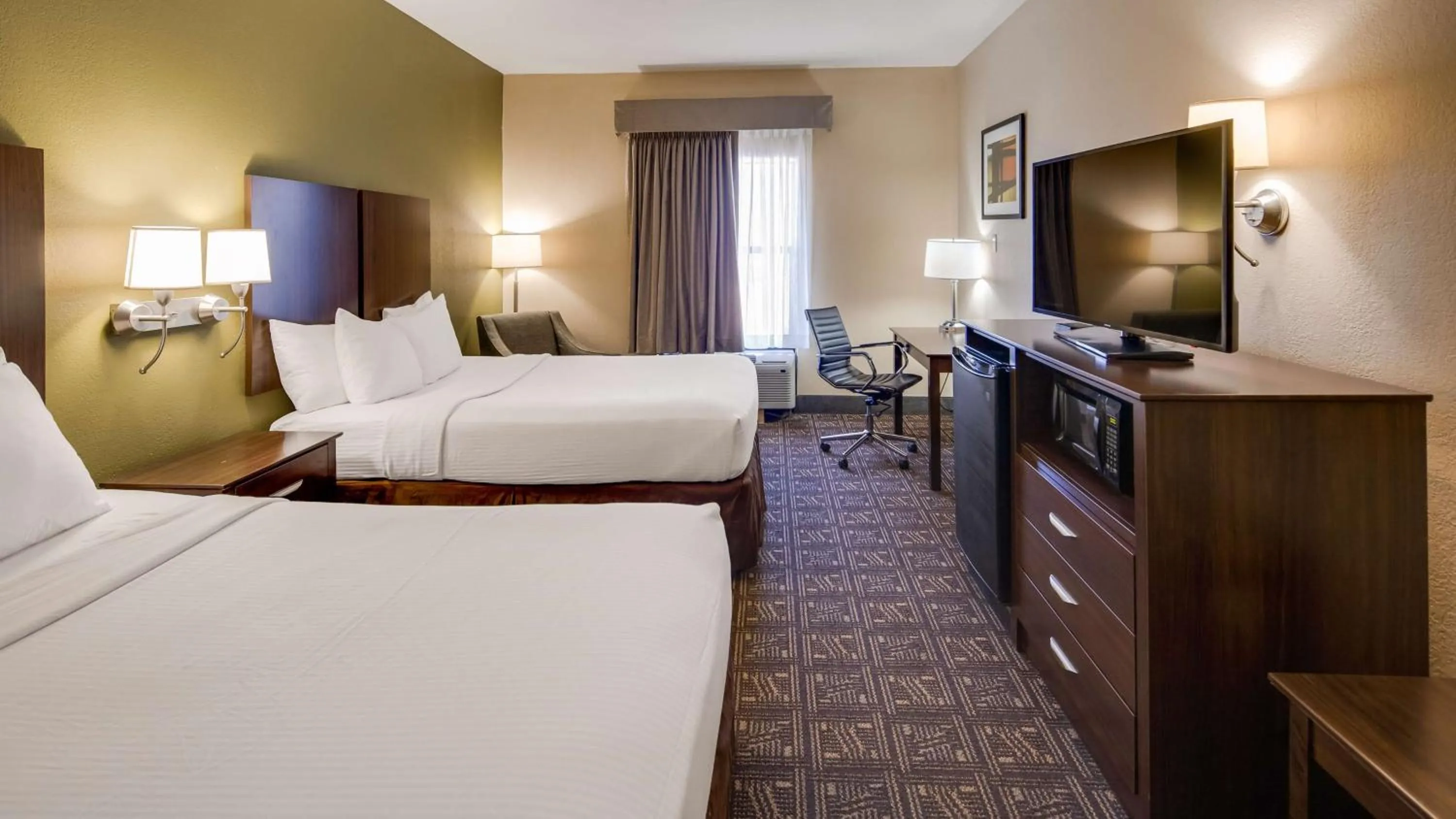 Queen Room with Two Queen Beds - Smoking in Best Western Rayne Inn