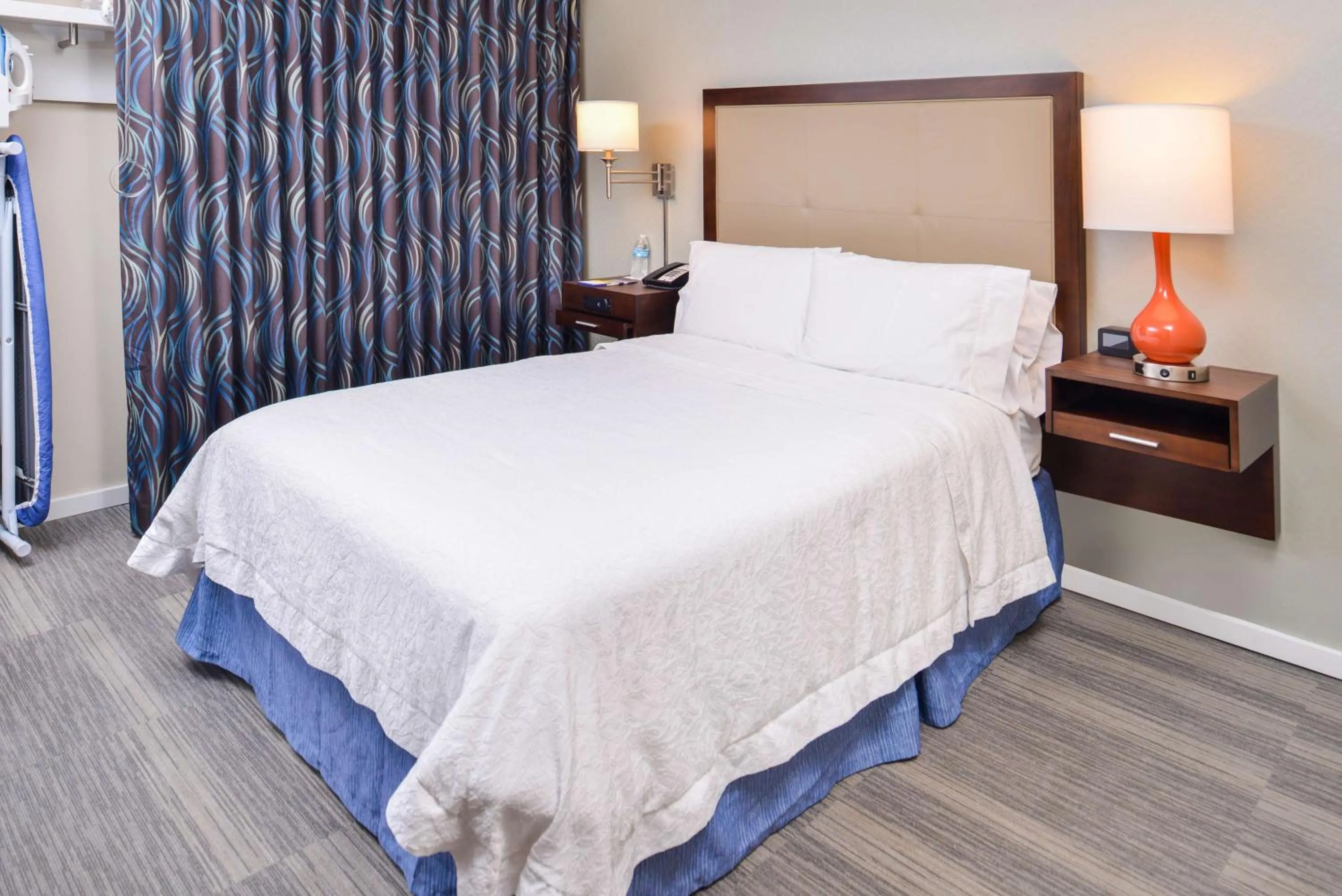 Double Room with Tub - Mobility Accessible/Non-Smoking in Hampton Inn Seattle Airport