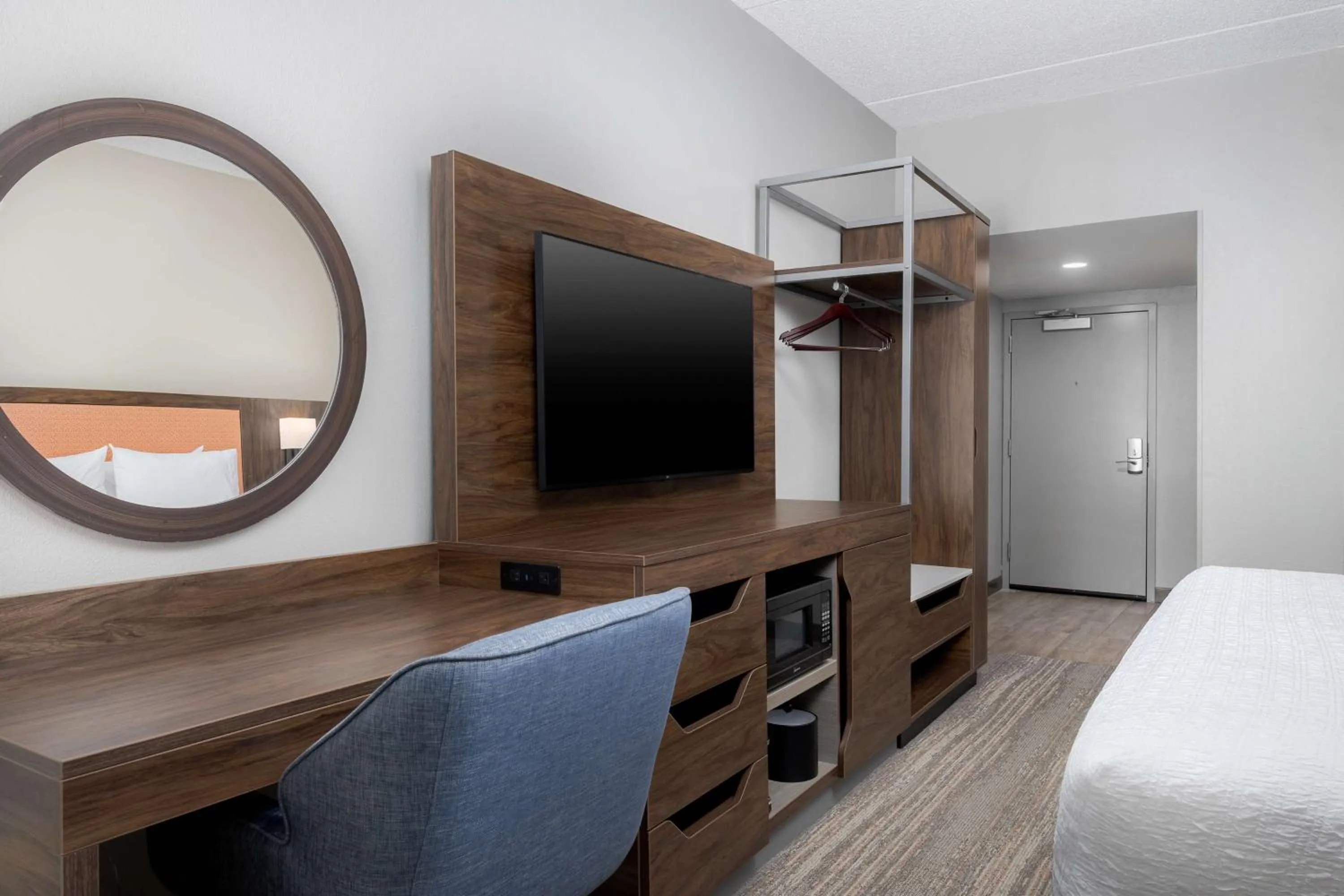 King Room with King Bed - Non-Smoking in Hampton Inn Louisville Airport Fair/Expo Center