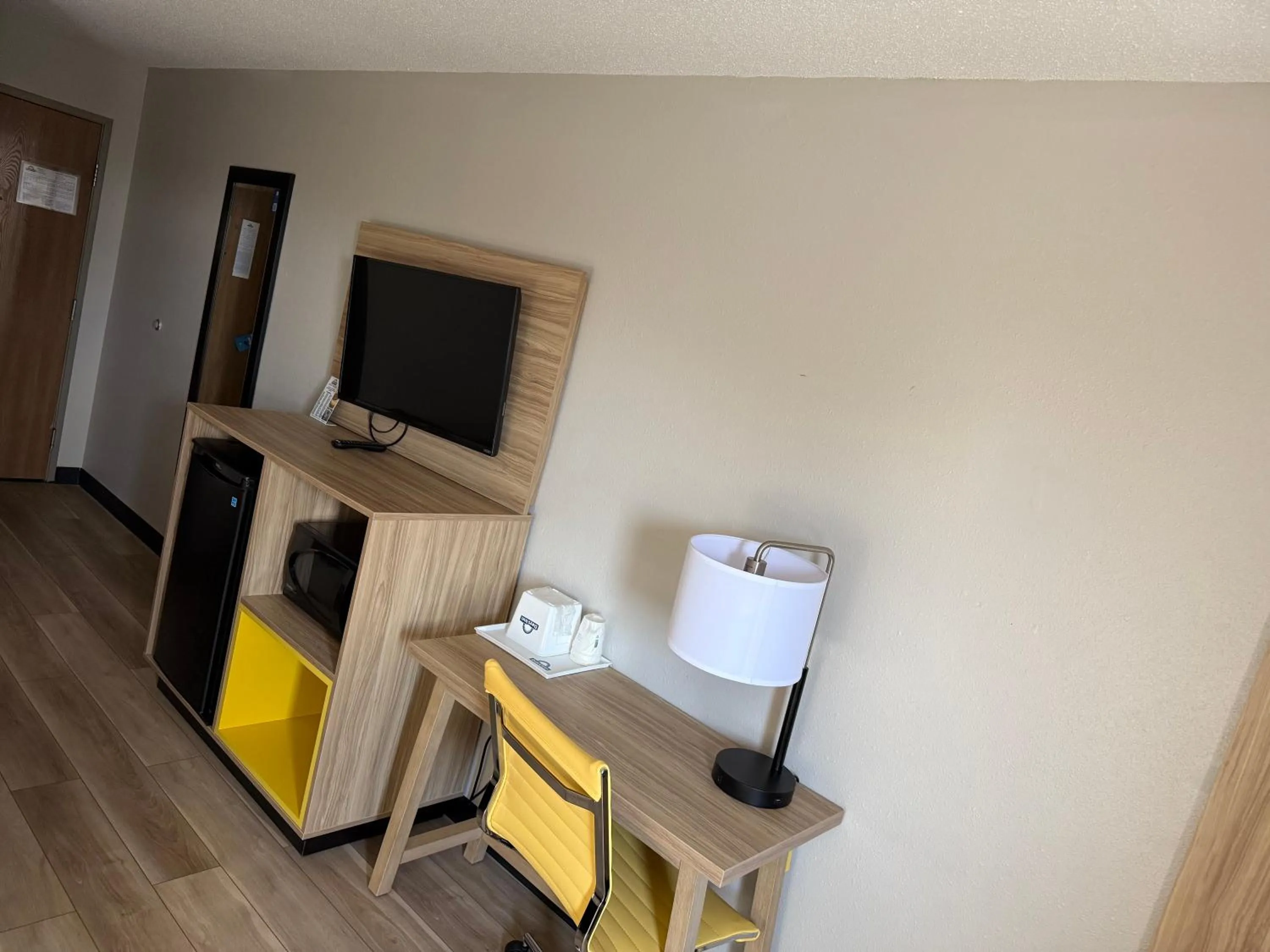 King Room with Bath Tub - Mobility Accessible/Non-Smoking in Days Inn by Wyndham Muncie -Ball State University