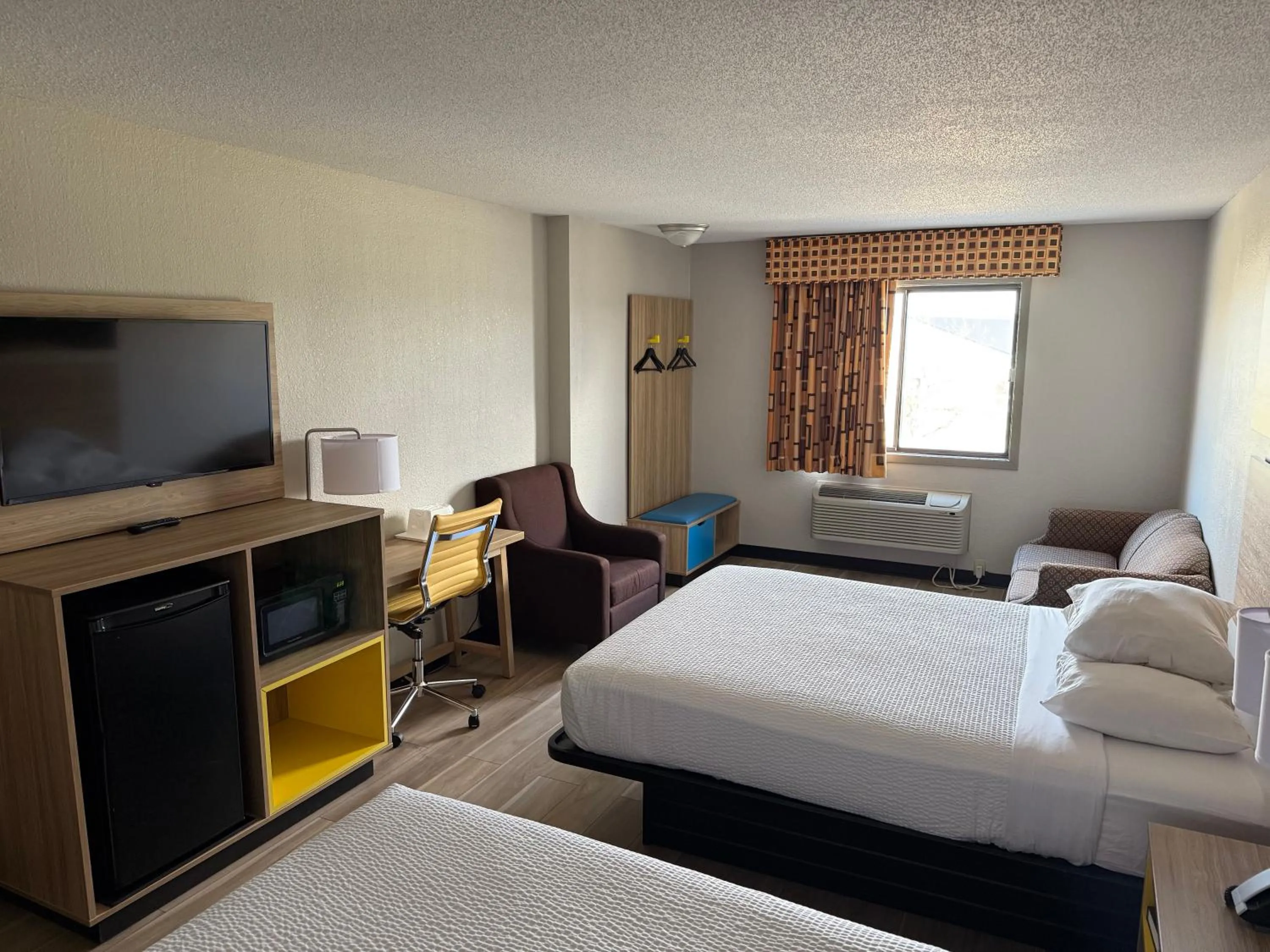 Deluxe Queen Room with Two Queen Beds - Non-Smoking in Days Inn by Wyndham Muncie -Ball State University