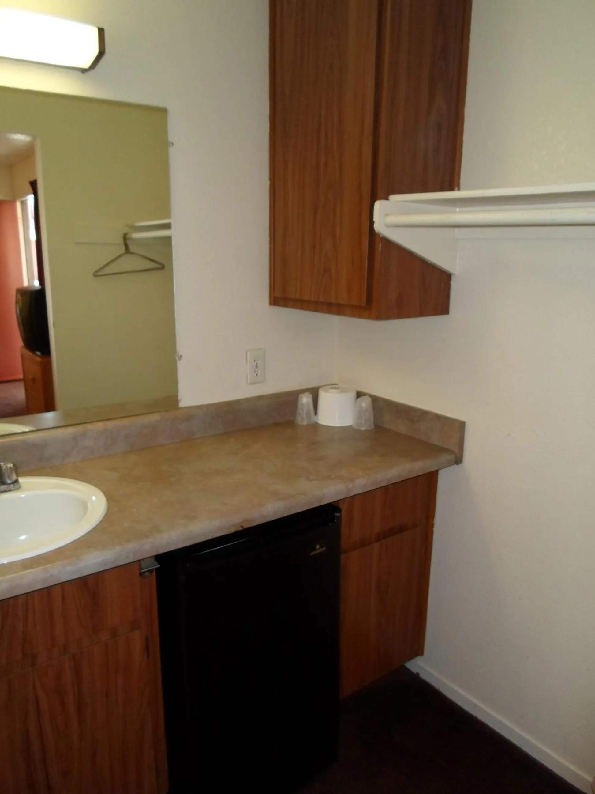 Queen Room with Two Queen Beds - Smoking in EZ 8 Motel Newark