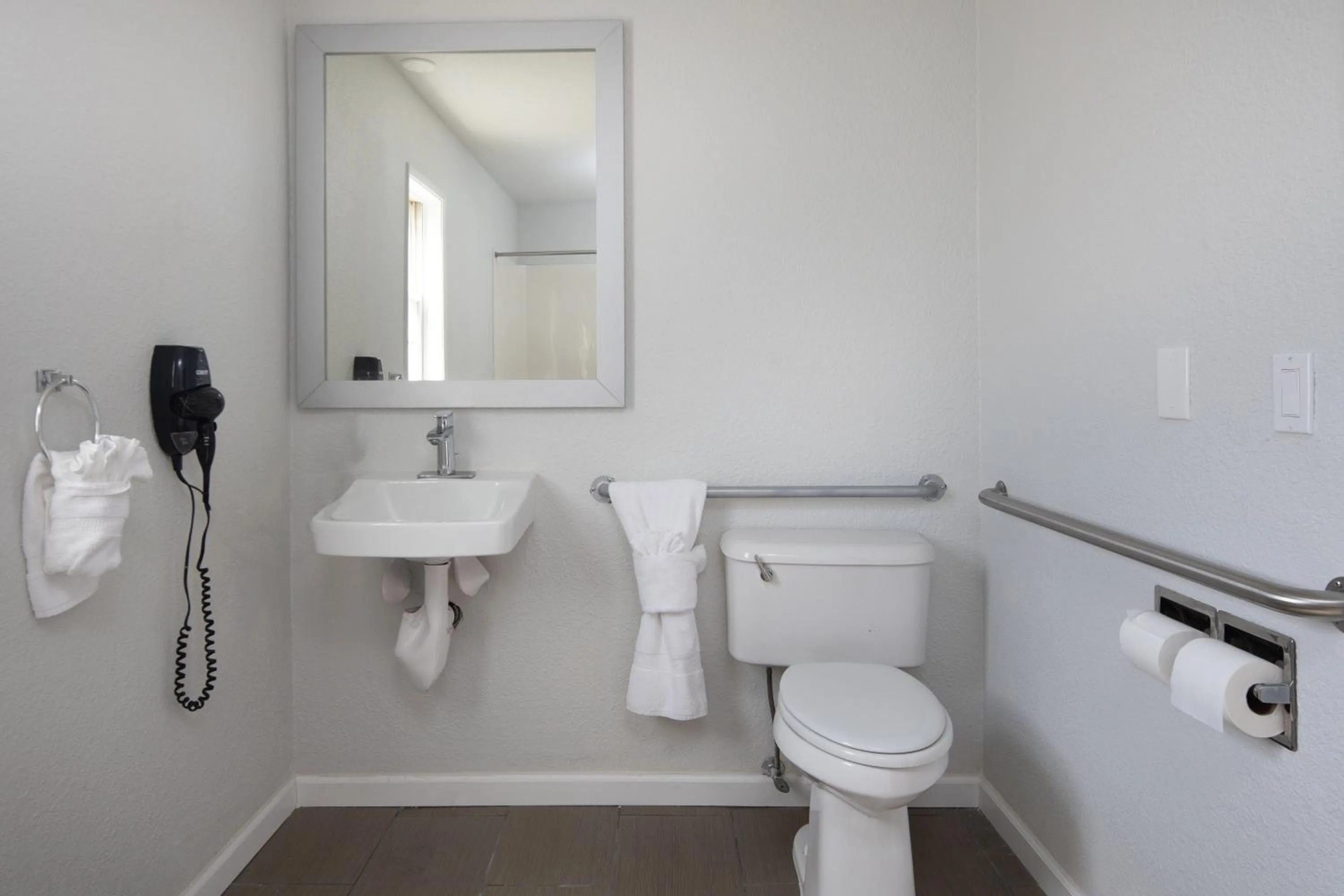 King Room with Tub - Disability Access/Non Smoking in Rodeway Inn Milpitas near Great Mall