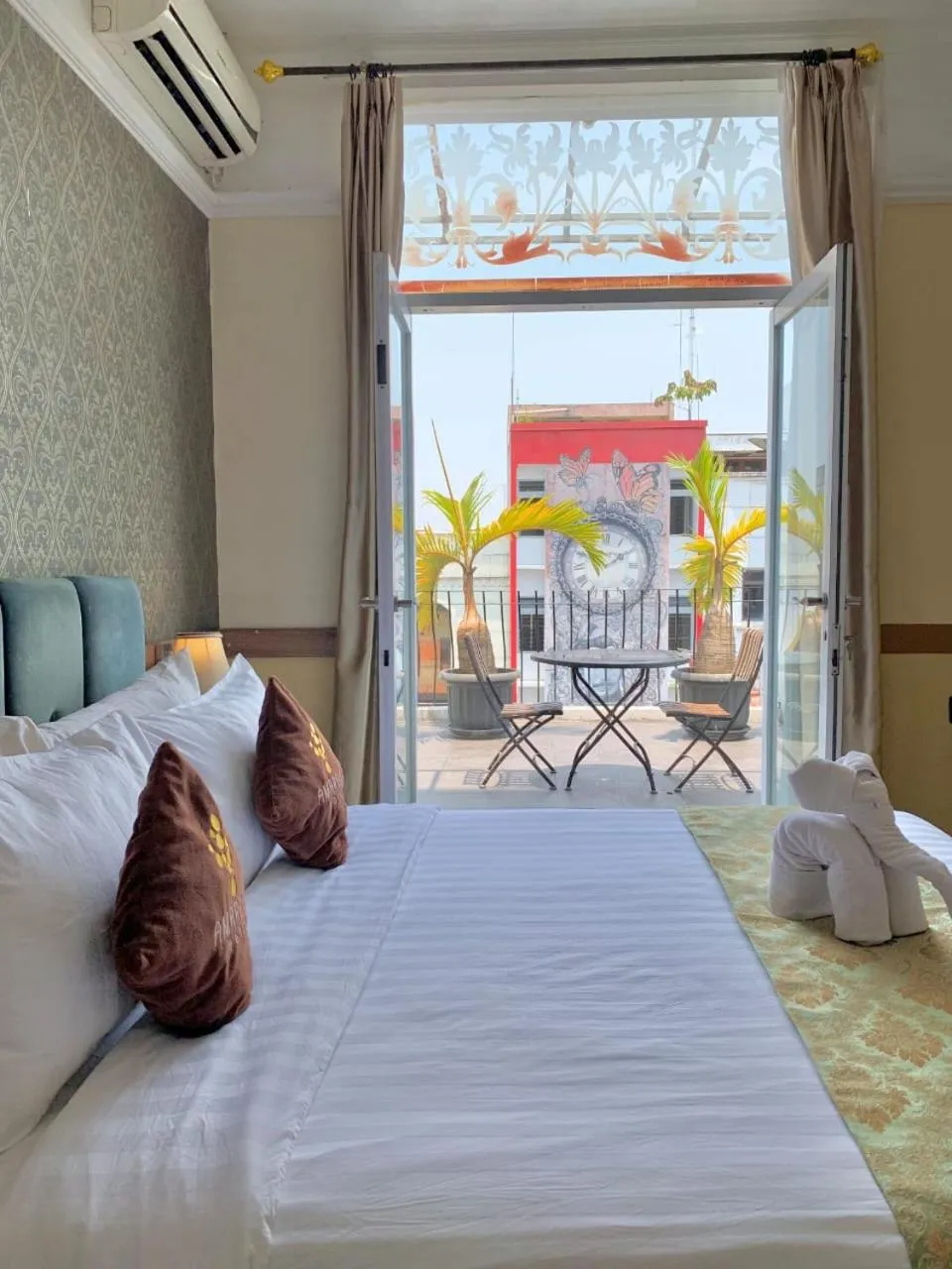 King Suite with Balcony in Amarelo Hotel Solo