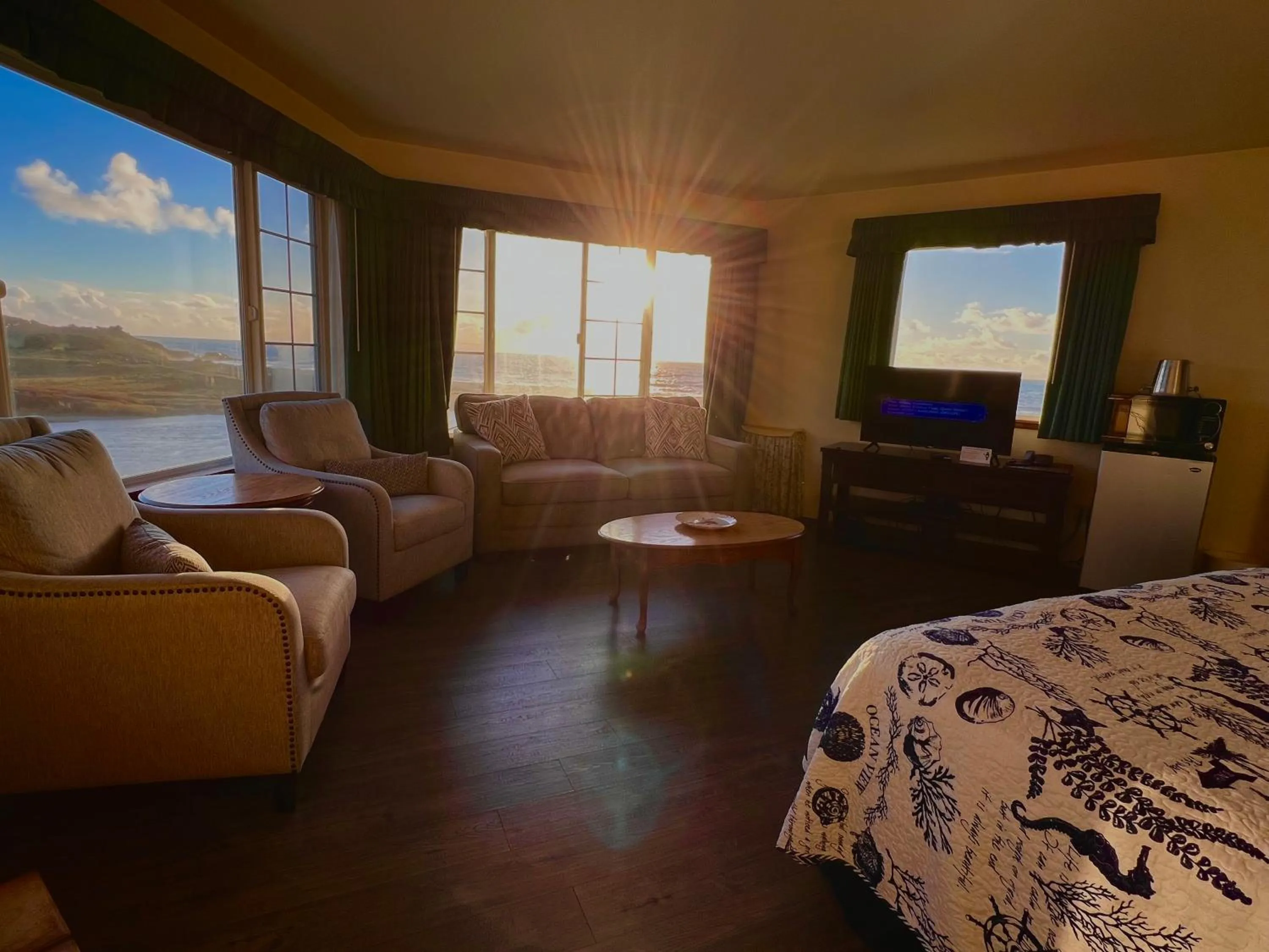 King Suite with Ocean View in Gualala Country Inn