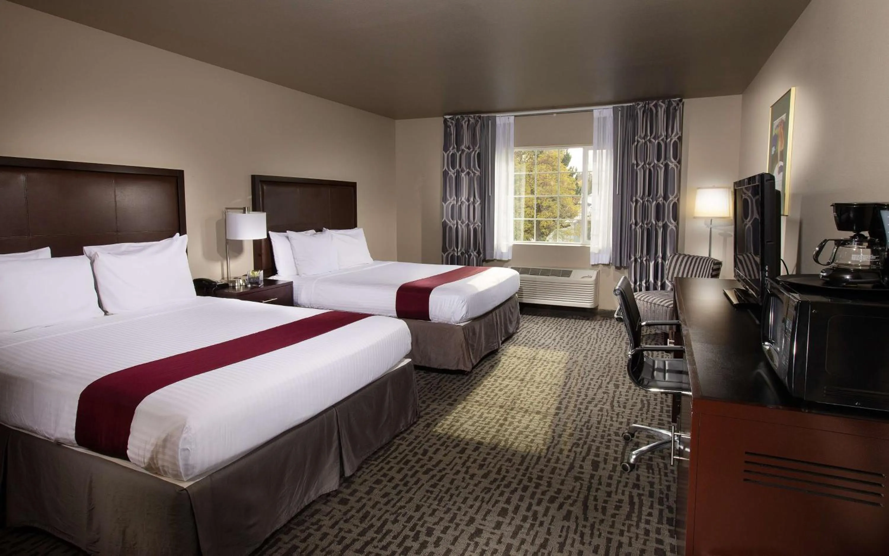 Coast Two Queens in Coast Hilltop Inn