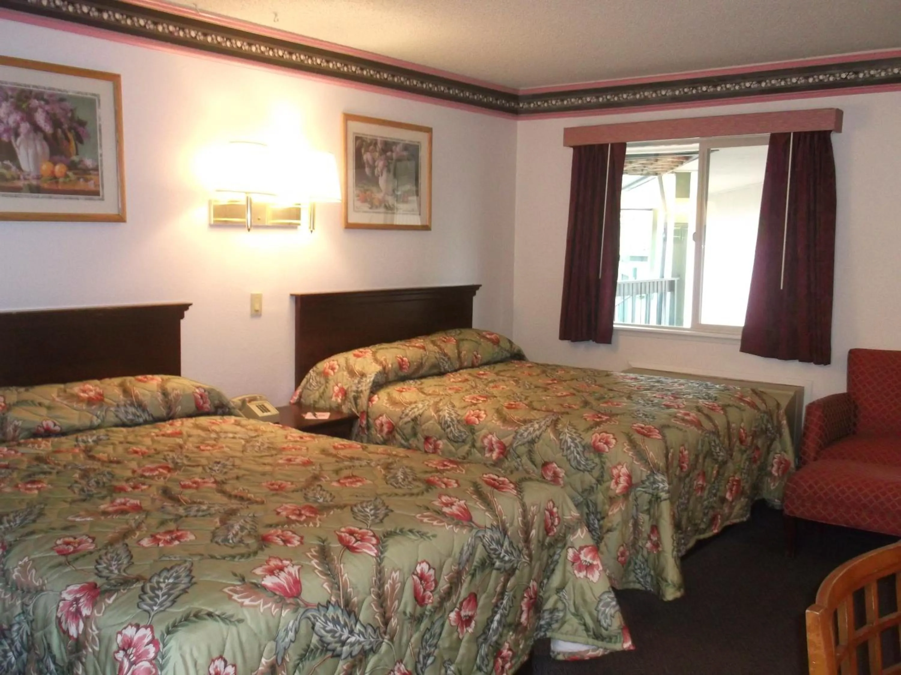 Queen Room with Two Queen Beds - Smoking in Sunrise Inn